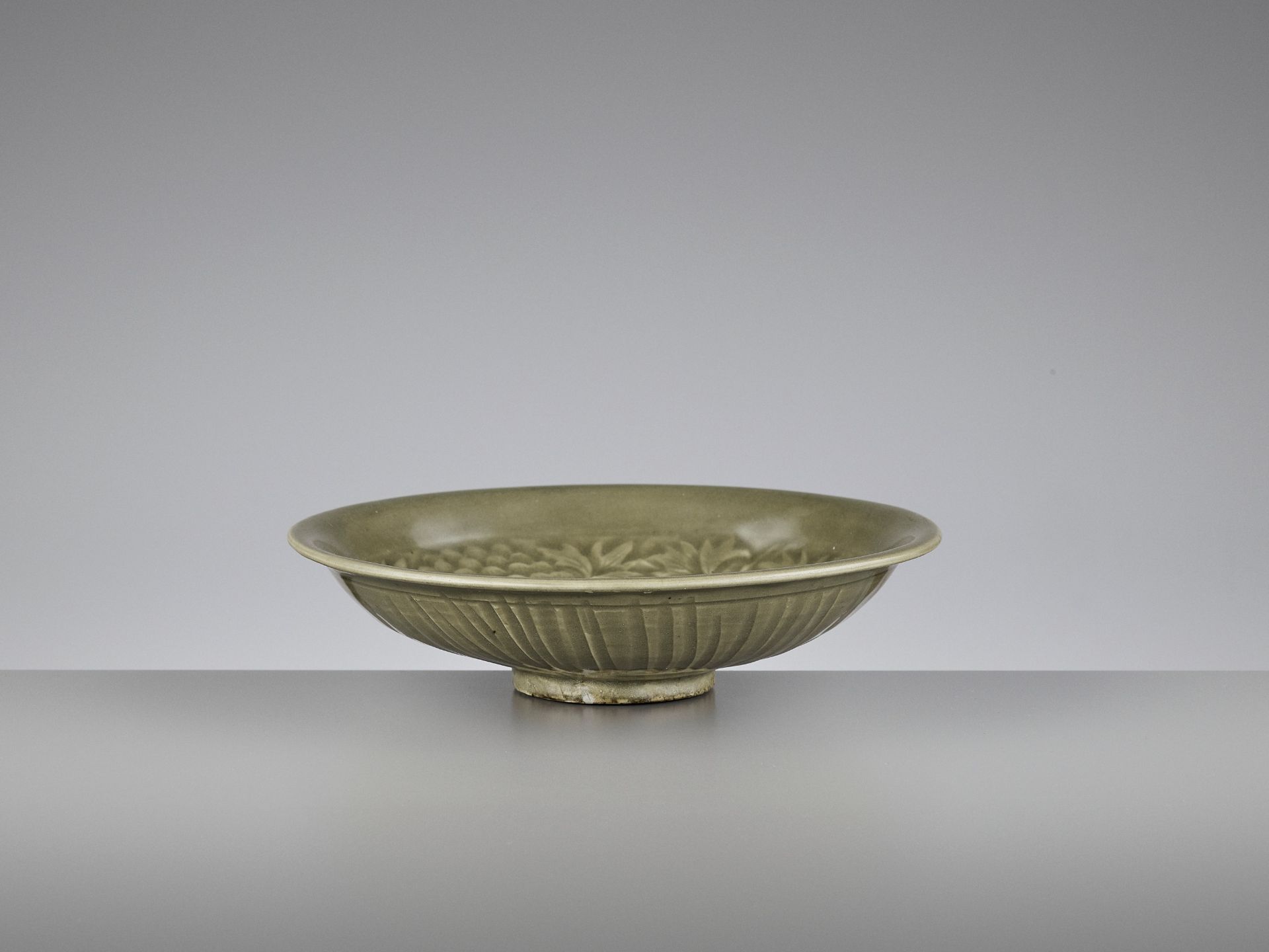 A YAOZHOU CELADON CARVED 'PEONY' SHALLOW BOWL, NOTHERN SONG DYNASTY - Bild 8 aus 10