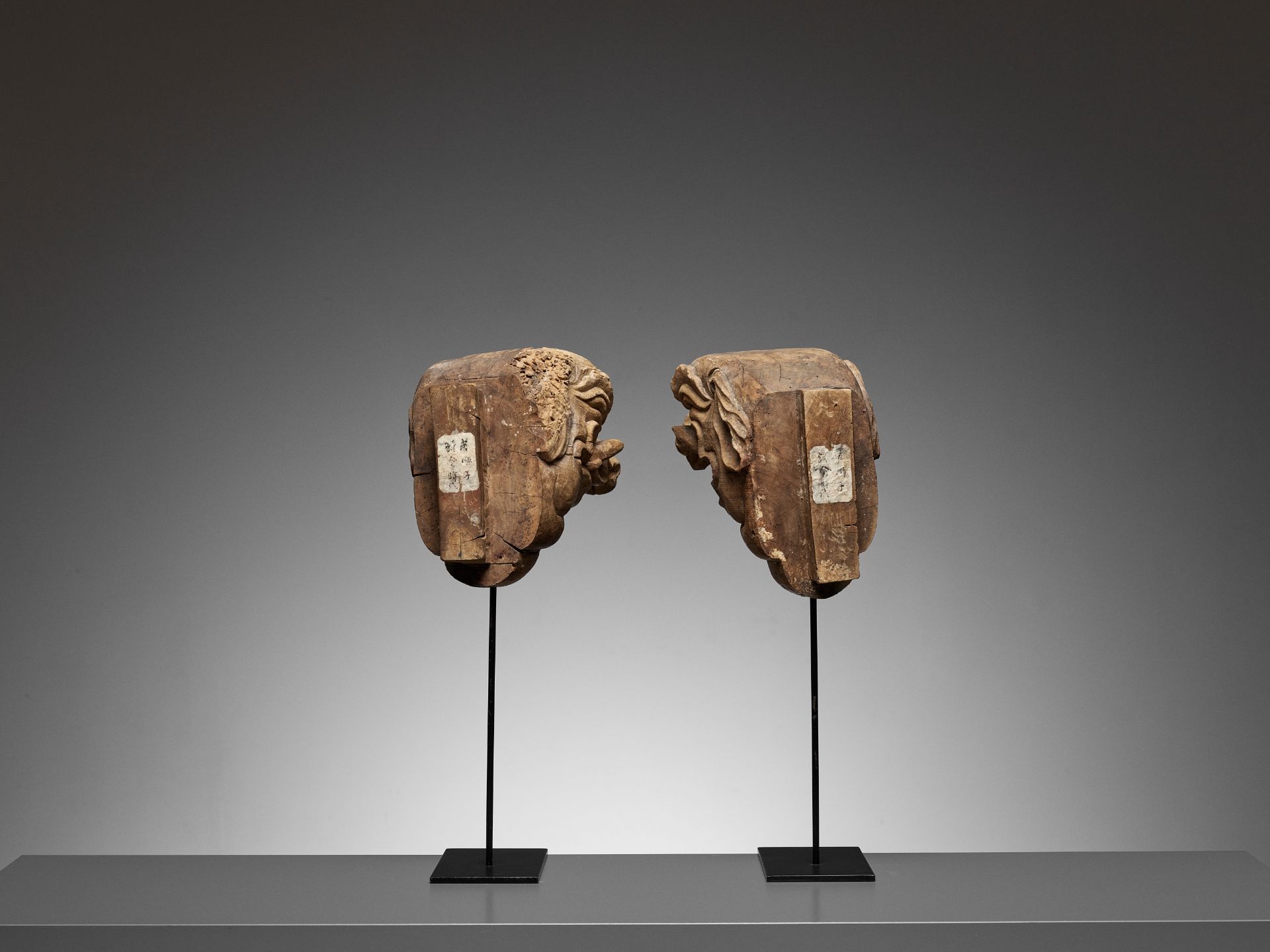 A RARE AND EARLY PAIR OF CARVED WOOD 'BAKU' ARCHITECTURAL ELEMENTS - Image 7 of 12