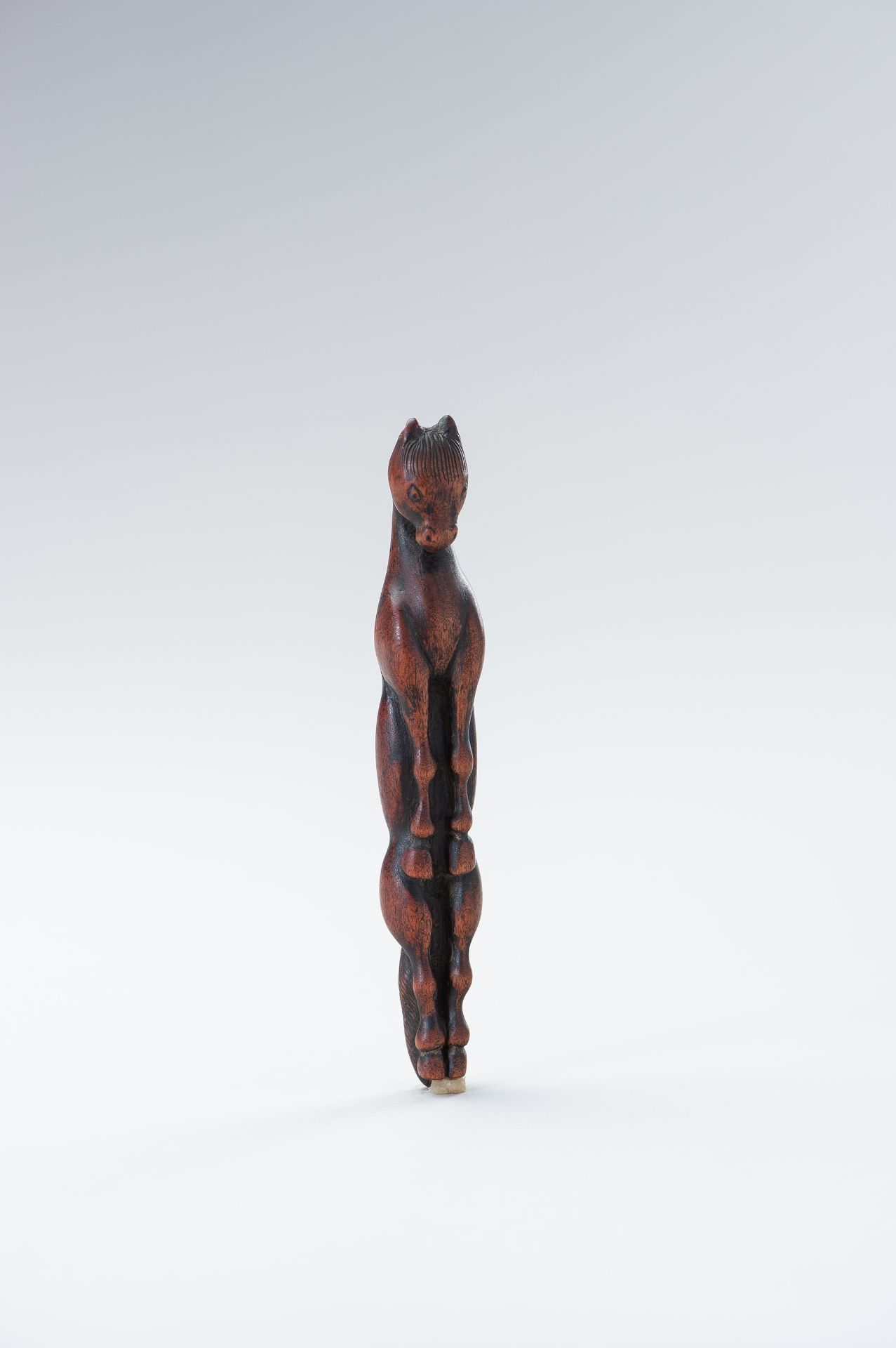 A WOOD OBIHASAMI NETSUKE IN THE SHAPE OF A HORSE - Bild 6 aus 12