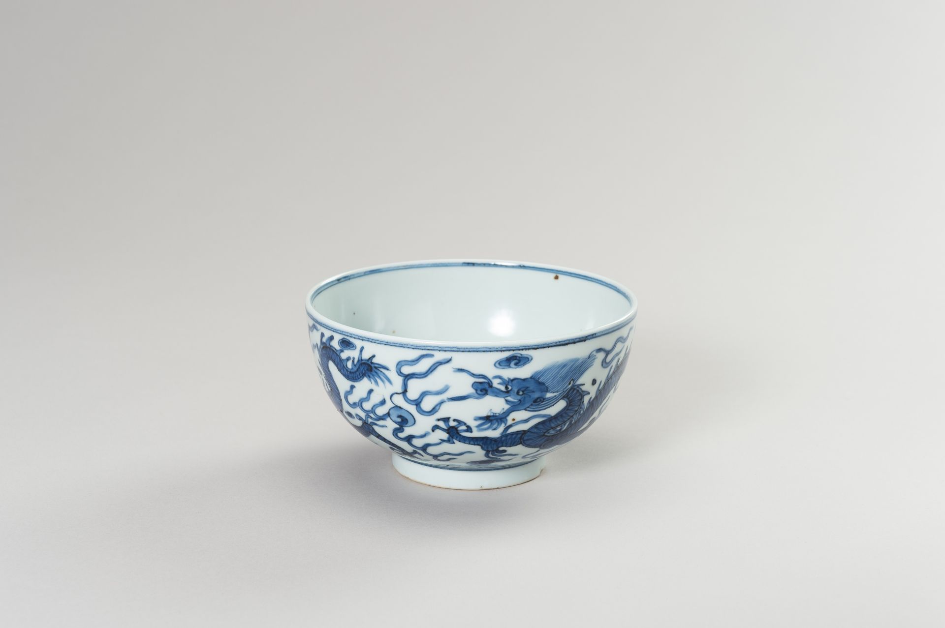 A BLUE AND WHITE PORCELAIN 'DRAGON' BOWL - Bild 10 aus 13