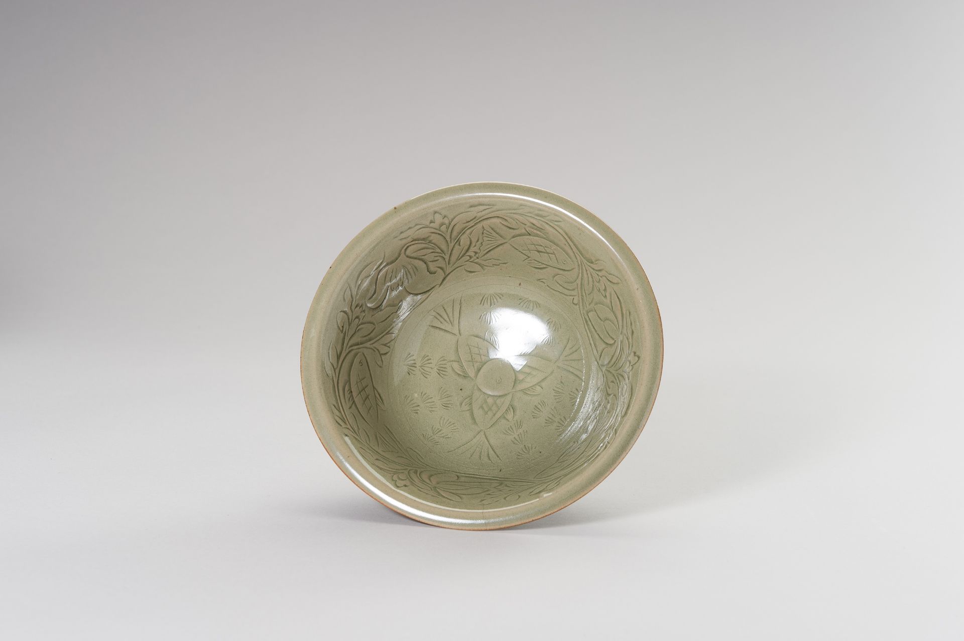 A YAOZHOU CELADON 'LOTUS & FISH' BOWL - Bild 8 aus 11