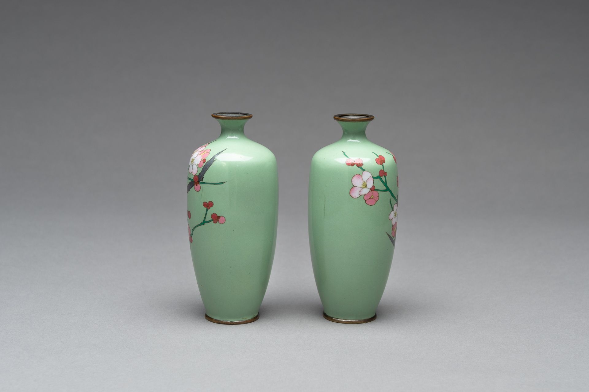 A PAIR OF CLOISONNE ENAMEL VASES - Image 3 of 8