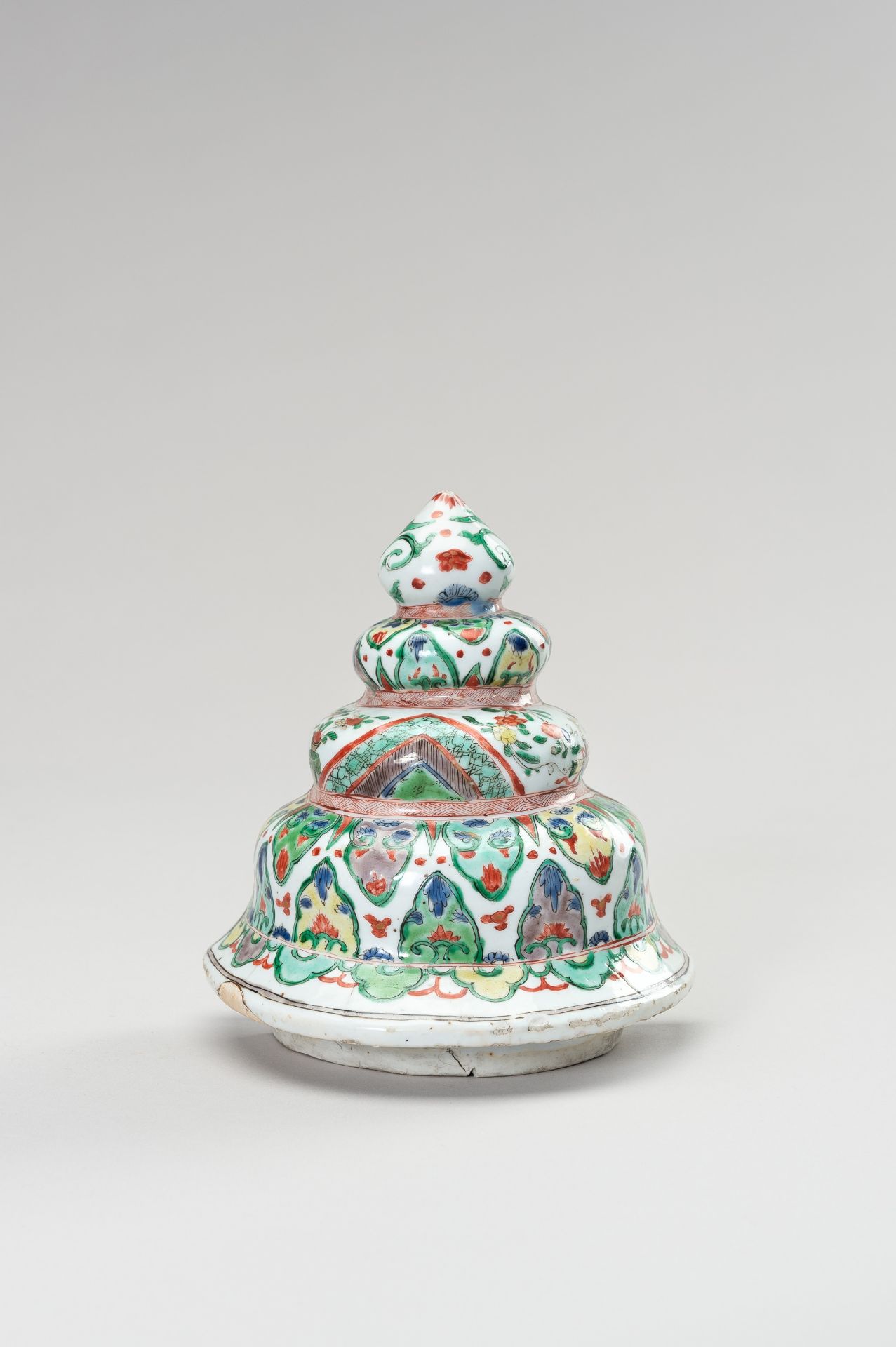 A WUCAI PORCELAIN COVER FOR A WALL VASE