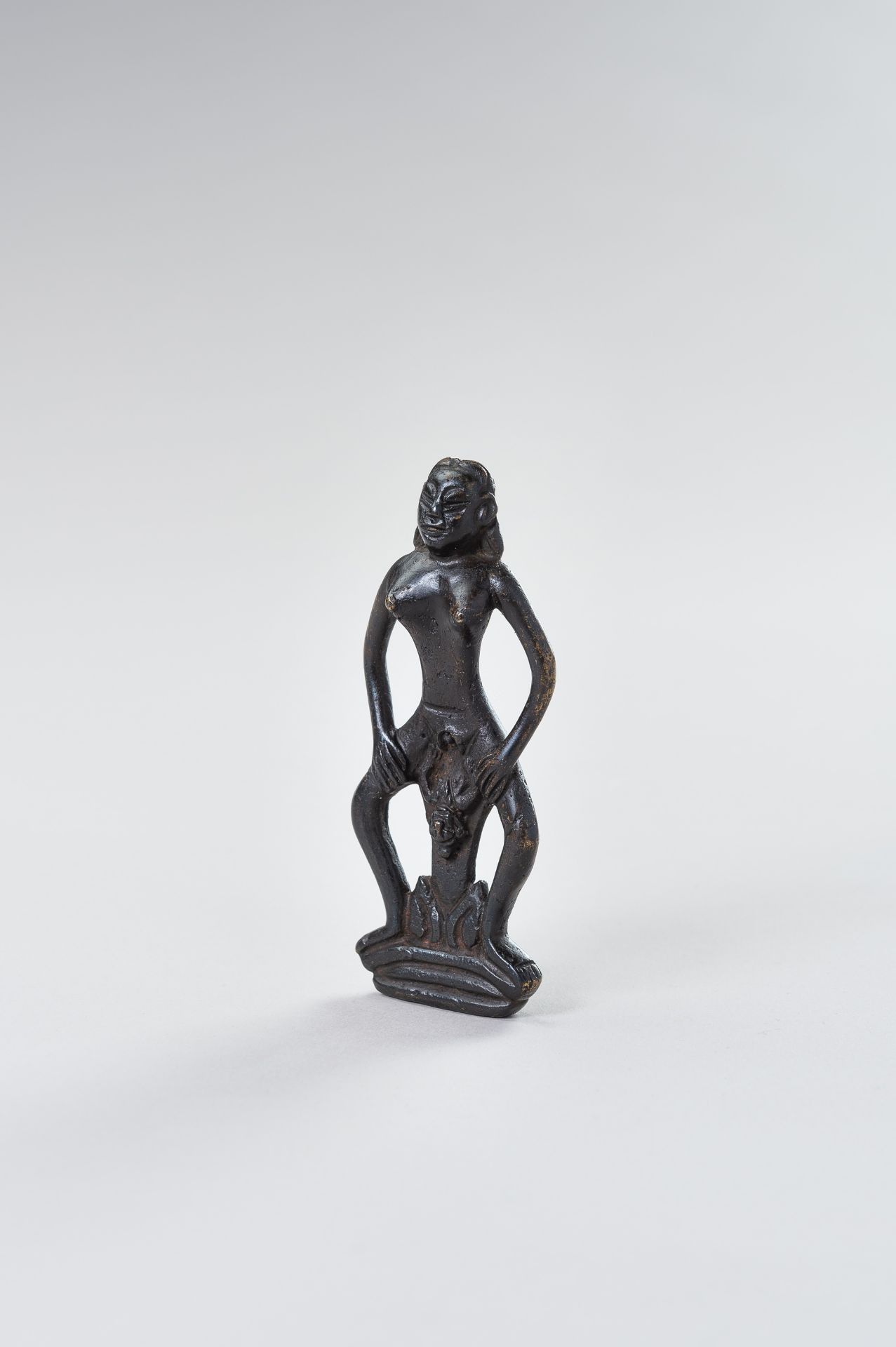 A TRIBAL BRONZE FIGURE OF A WOMAN GIVING BIRTH - Image 8 of 10