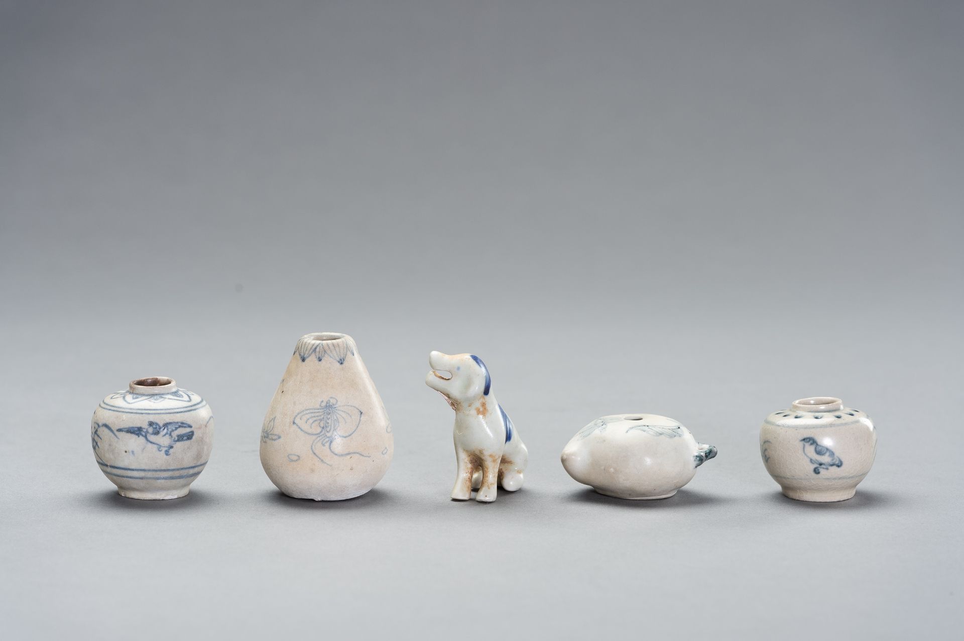 FIVE BLUE AND WHITE PORCELAIN 'SHIPWRECK' WARES