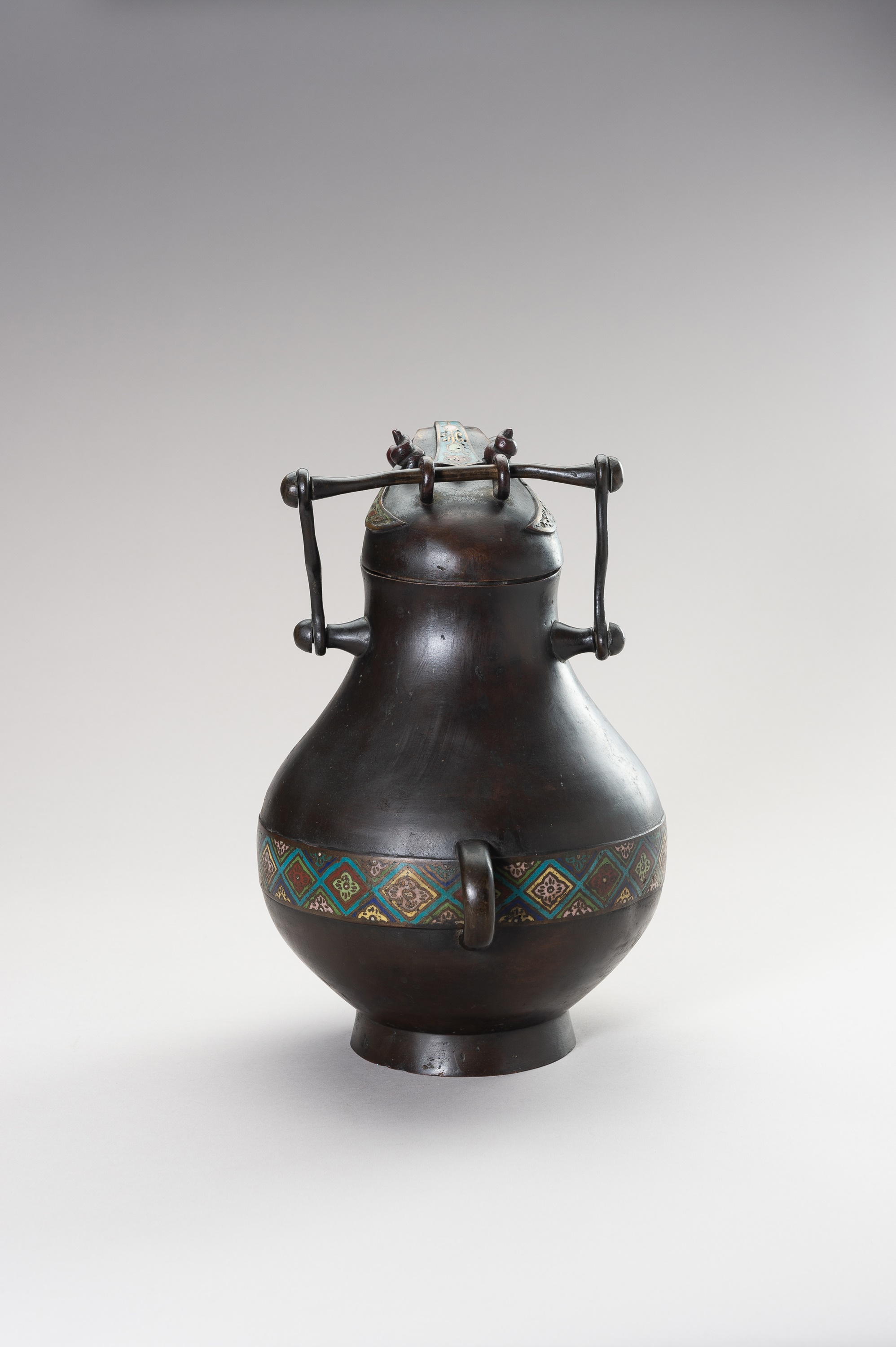 AN ARCHAISTIC ZOOMORPHIC BRONZE AND CLOISONNE WINE VESSEL HU - Image 3 of 13