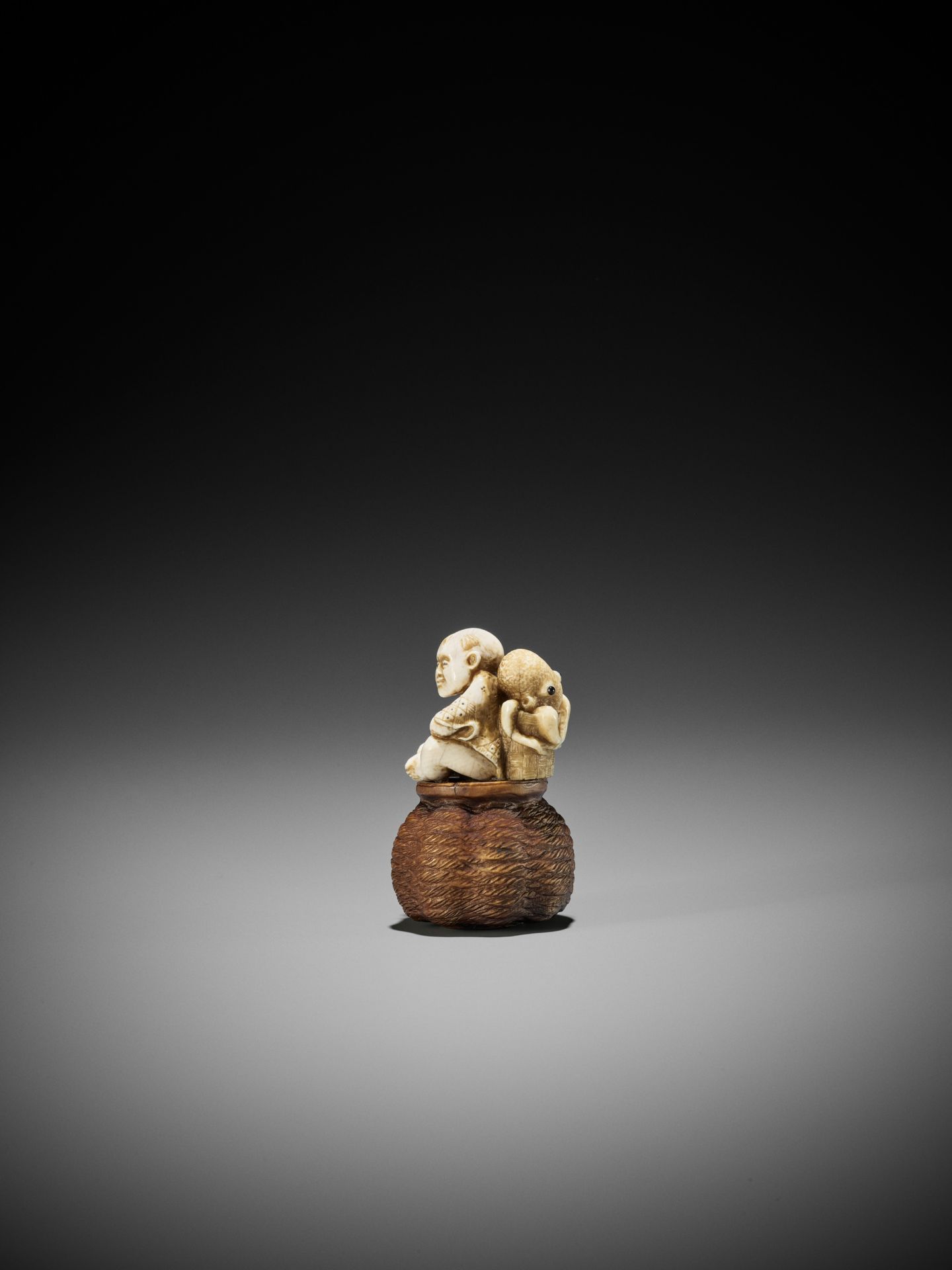 DERKACHENKO: A WOOD AND MAMMOTH IVORY SHUNGA NETSUKE OF A KARAKO WITH OCTOPUS - Bild 5 aus 14