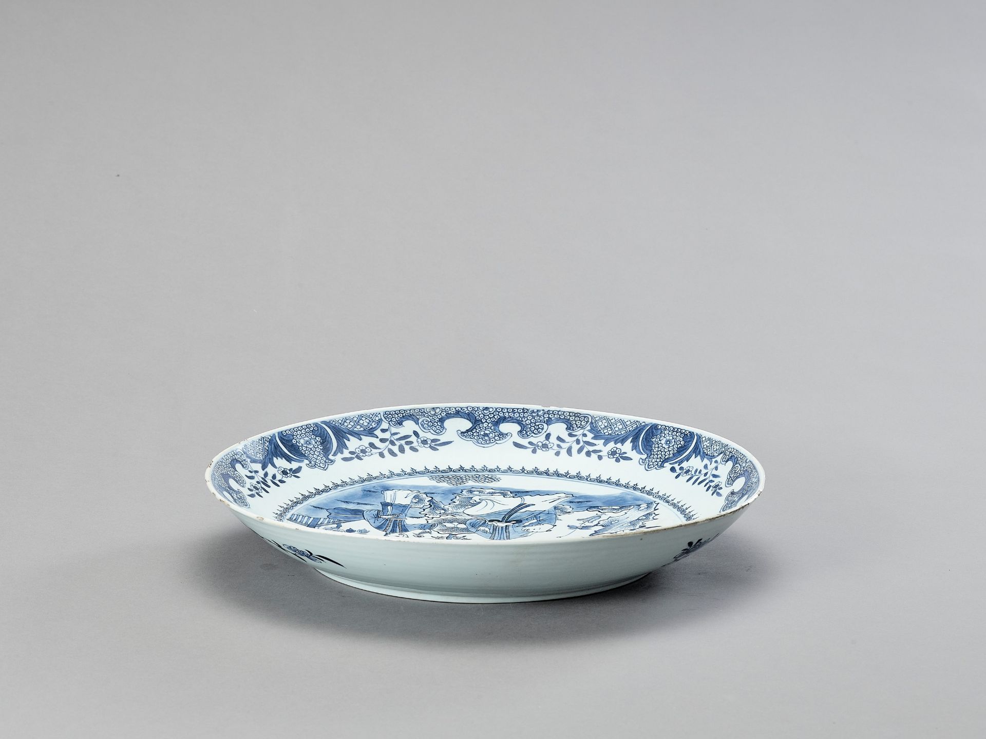 A LARGE BLUE AND WHITE PORCELAIN CHARGER - Image 2 of 4