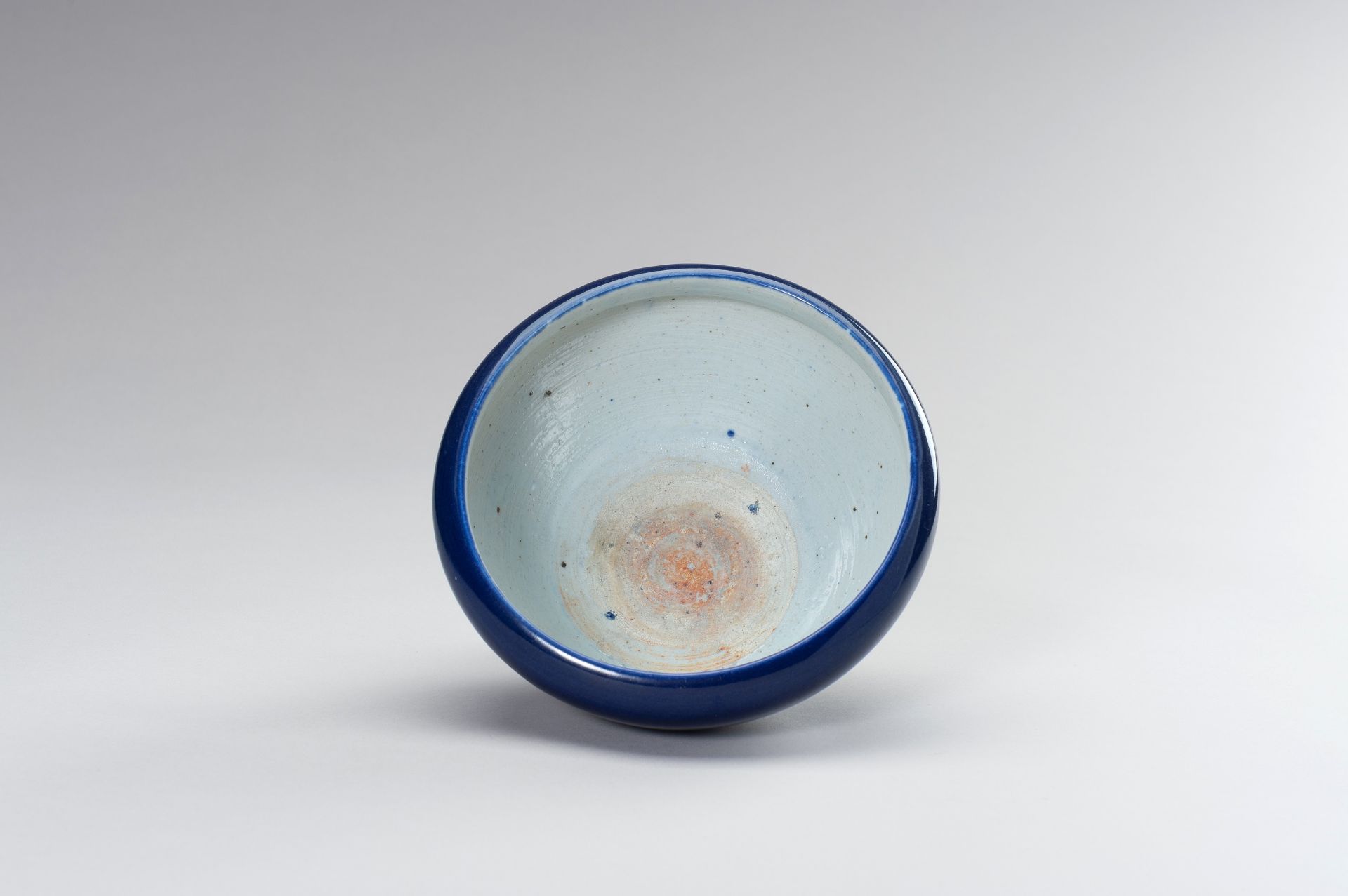 A SACRIFICIAL-BLUE GLAZED PORCELAIN BOWL - Bild 9 aus 11