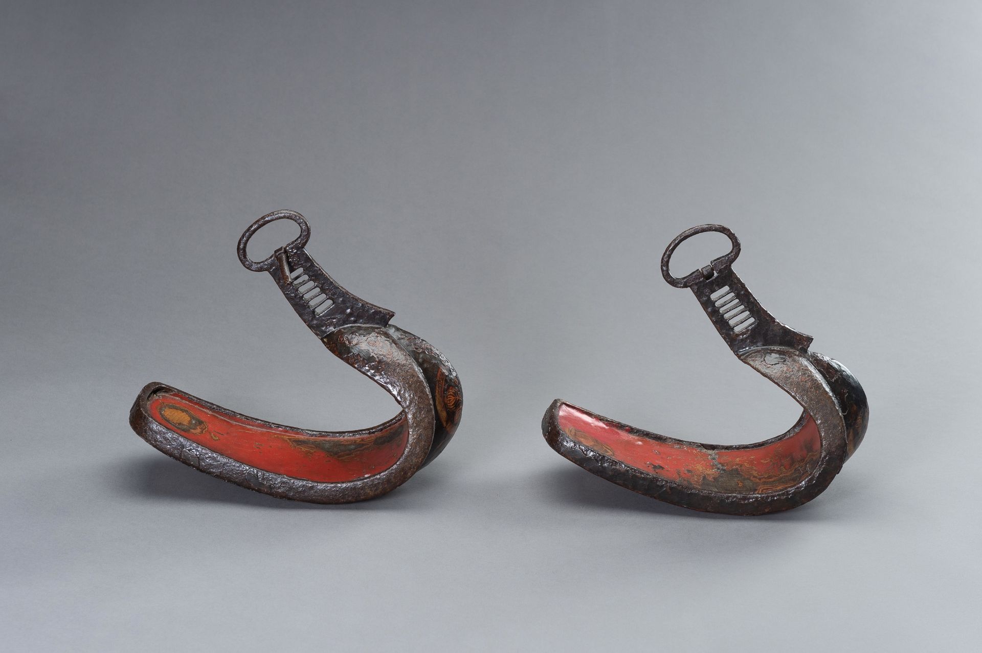 A PAIR OF ABUMI STIRRUPS - Bild 6 aus 13