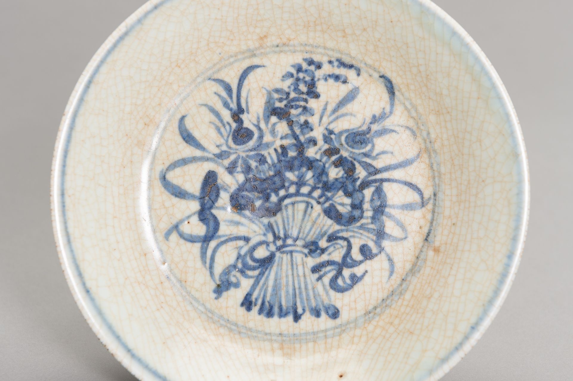 A CELADON AND BLUE DISH WITH A FLOWER BOUQUET - Bild 2 aus 5