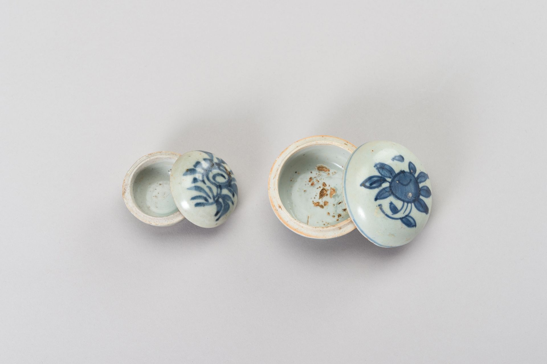 A SET OF TWO SMALL BLUE AND WHITE PORCELAIN BOXES - Image 5 of 11