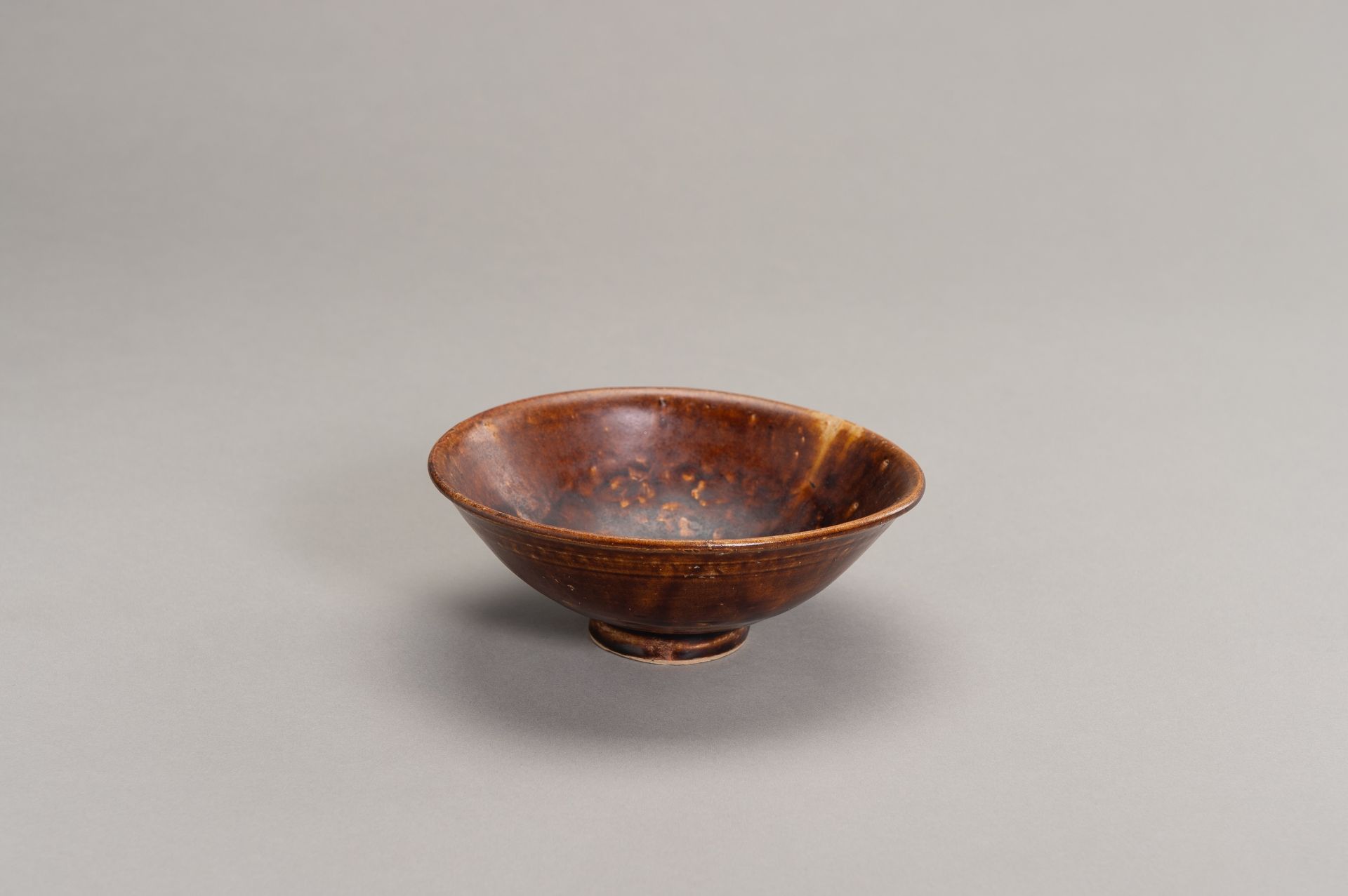 A BROWN GLAZED MOLDED BOWL - Image 5 of 8