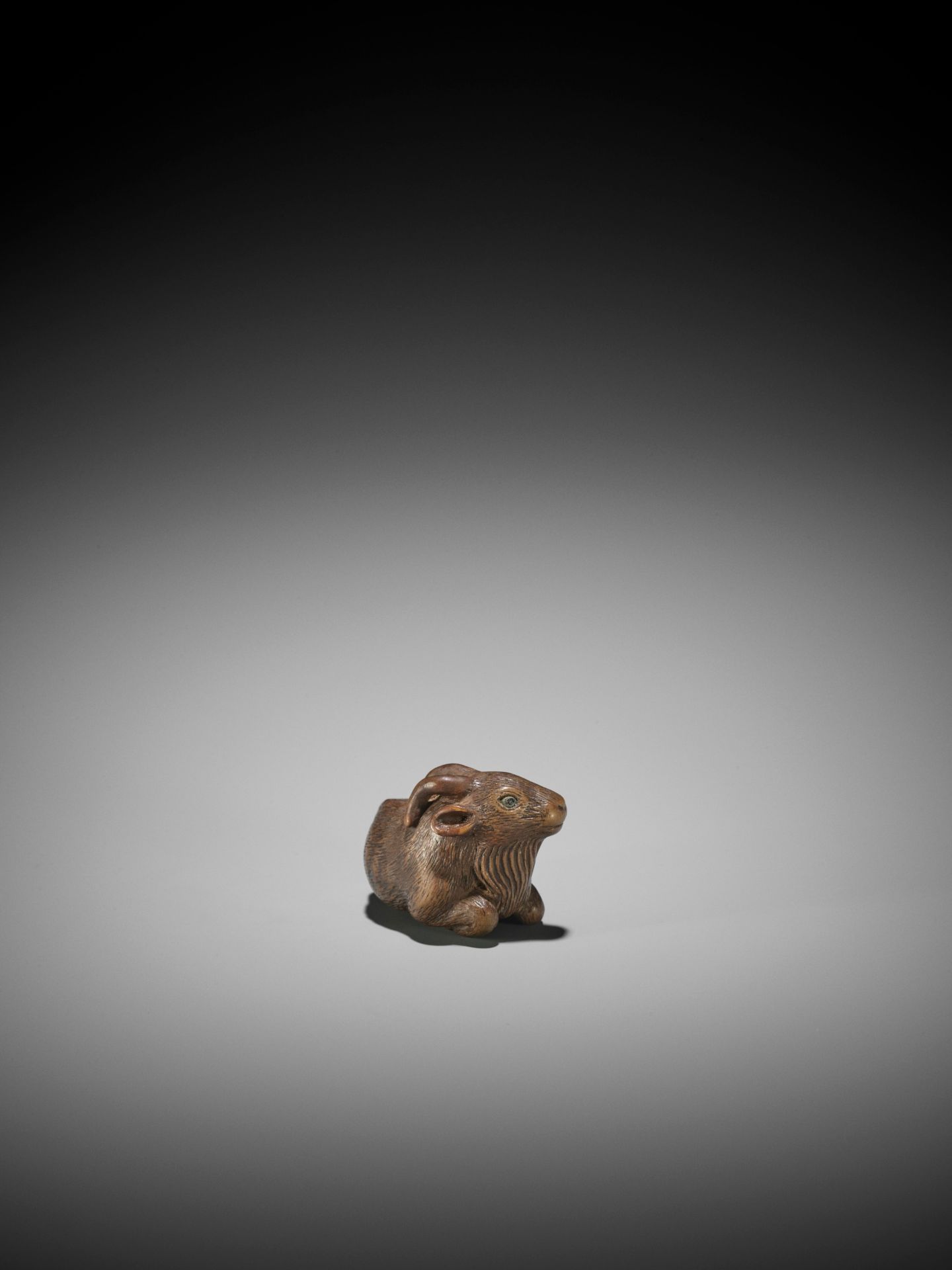 MINKO: A WOOD NETSUKE OF A RECUMBENT GOAT - Bild 8 aus 12