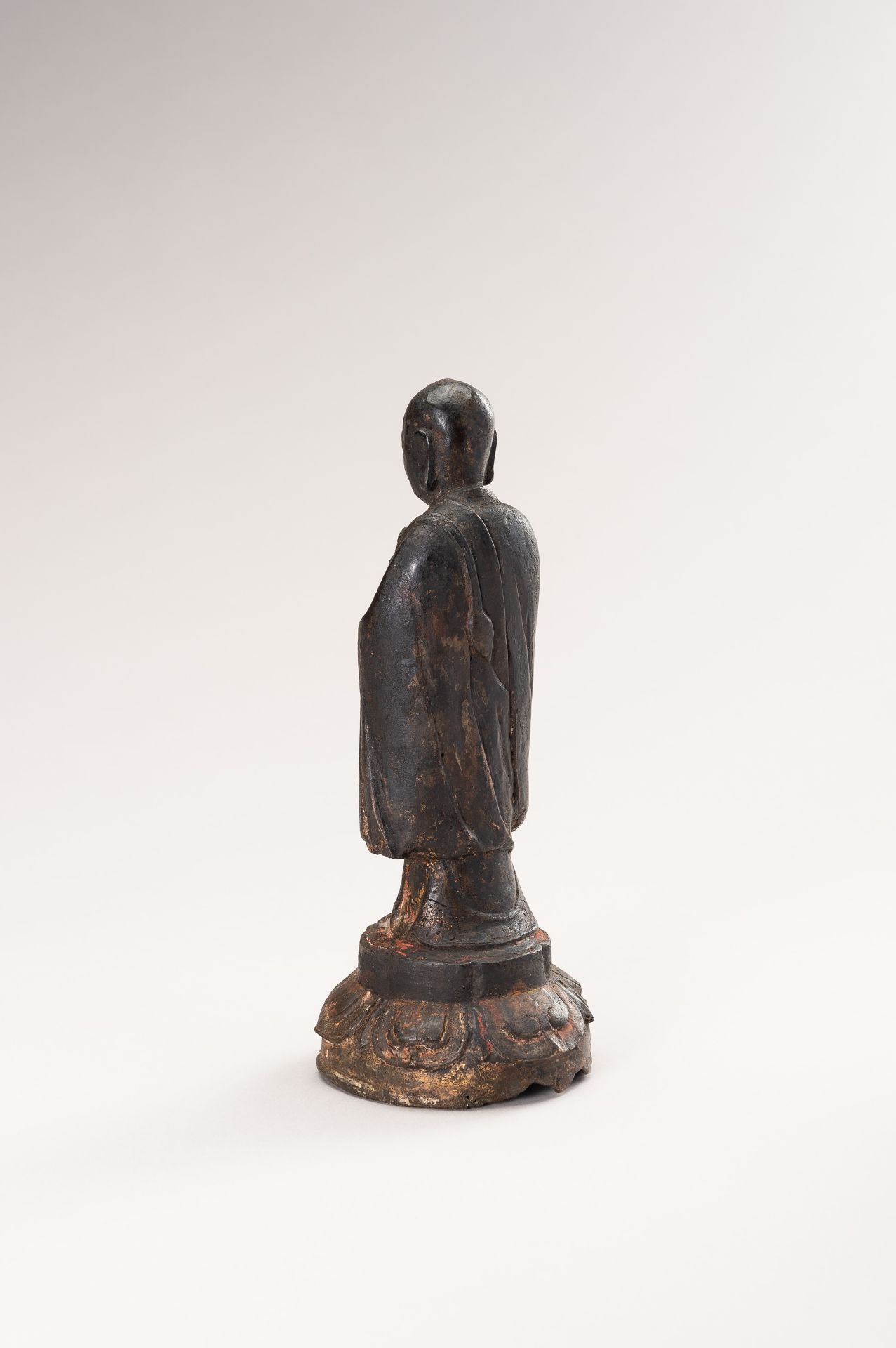 A BRONZE FIGURE OF A LUOHAN - Bild 4 aus 10