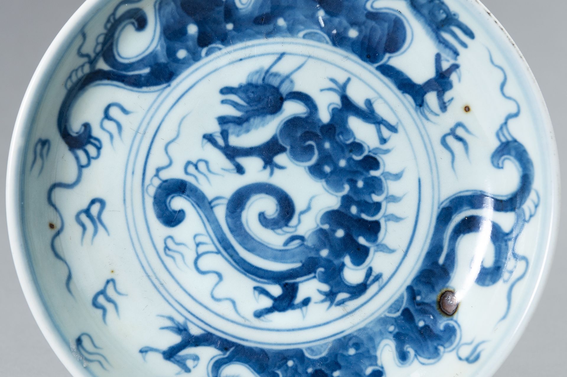 THREE SMALL 'DRAGON AND PHOENIX' PORCELAIN DISHES - Bild 9 aus 13