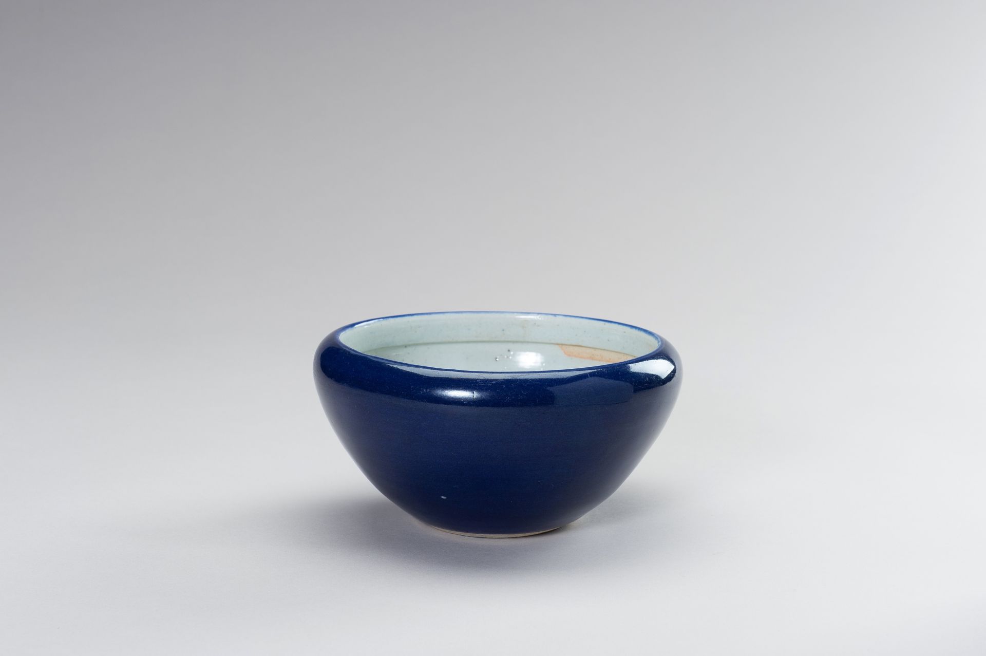 A SACRIFICIAL-BLUE GLAZED PORCELAIN BOWL - Bild 3 aus 11