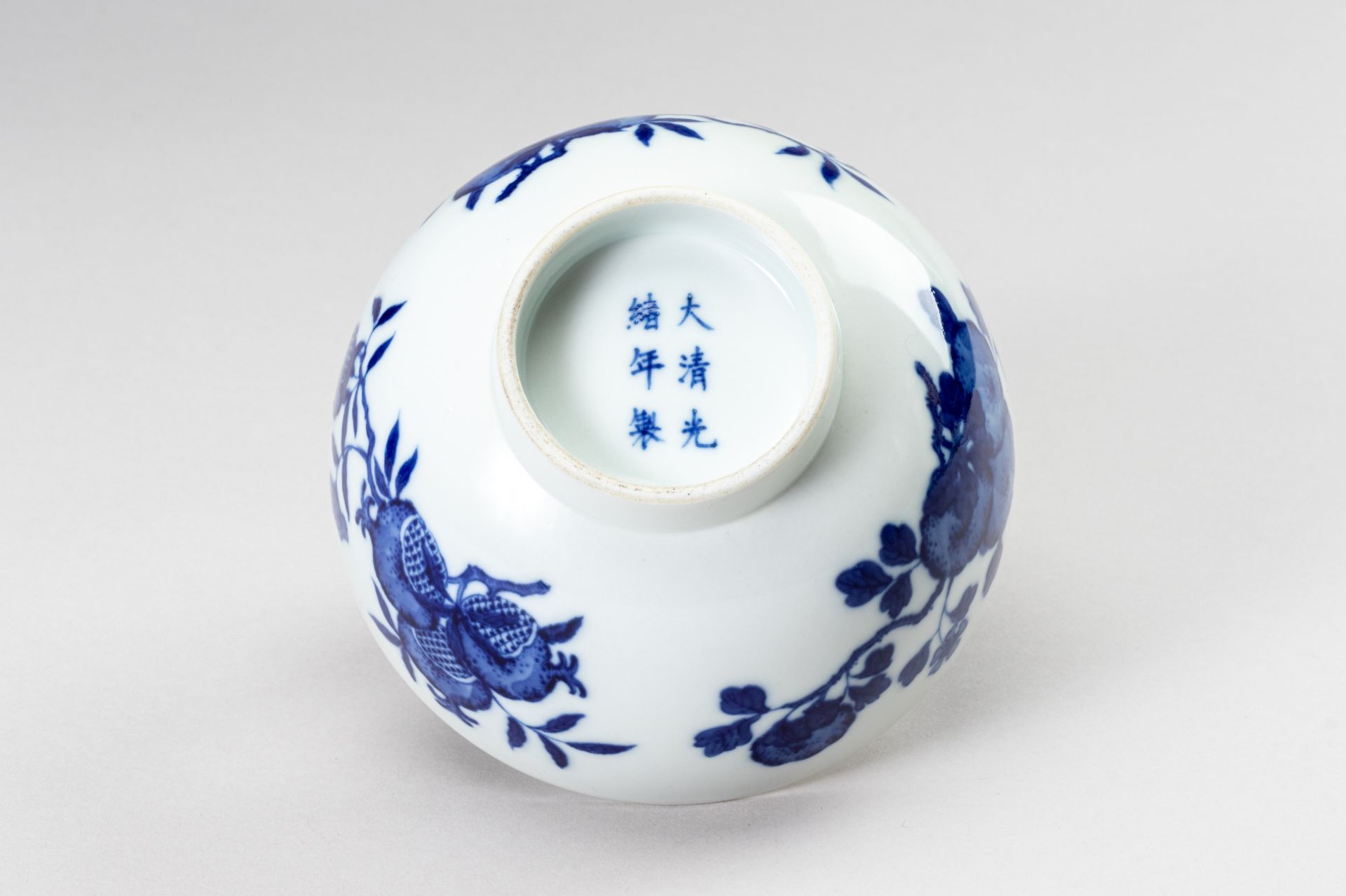 A BLUE AND WHITE PORCELAIN KANGXI REVIVAL 'PEACH' BOWL - Image 2 of 10