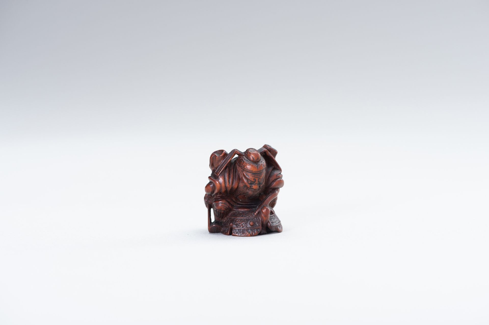 A WOOD NETSUKE OF SHOKI AND ONI - Bild 5 aus 12