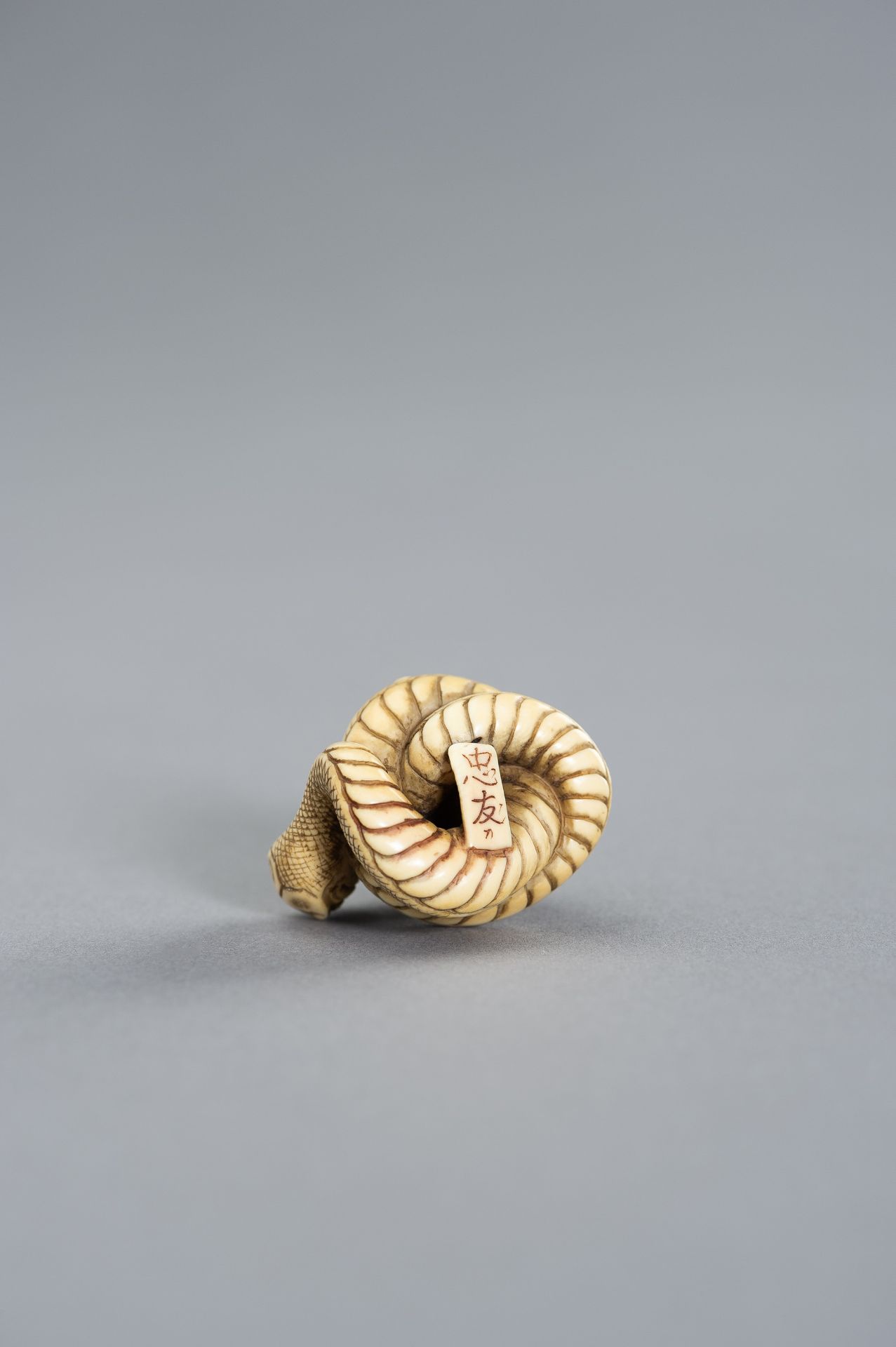 TADATOMO: A FINE IVORY NETSUKE OF THE SANSUKUMI - Bild 9 aus 11