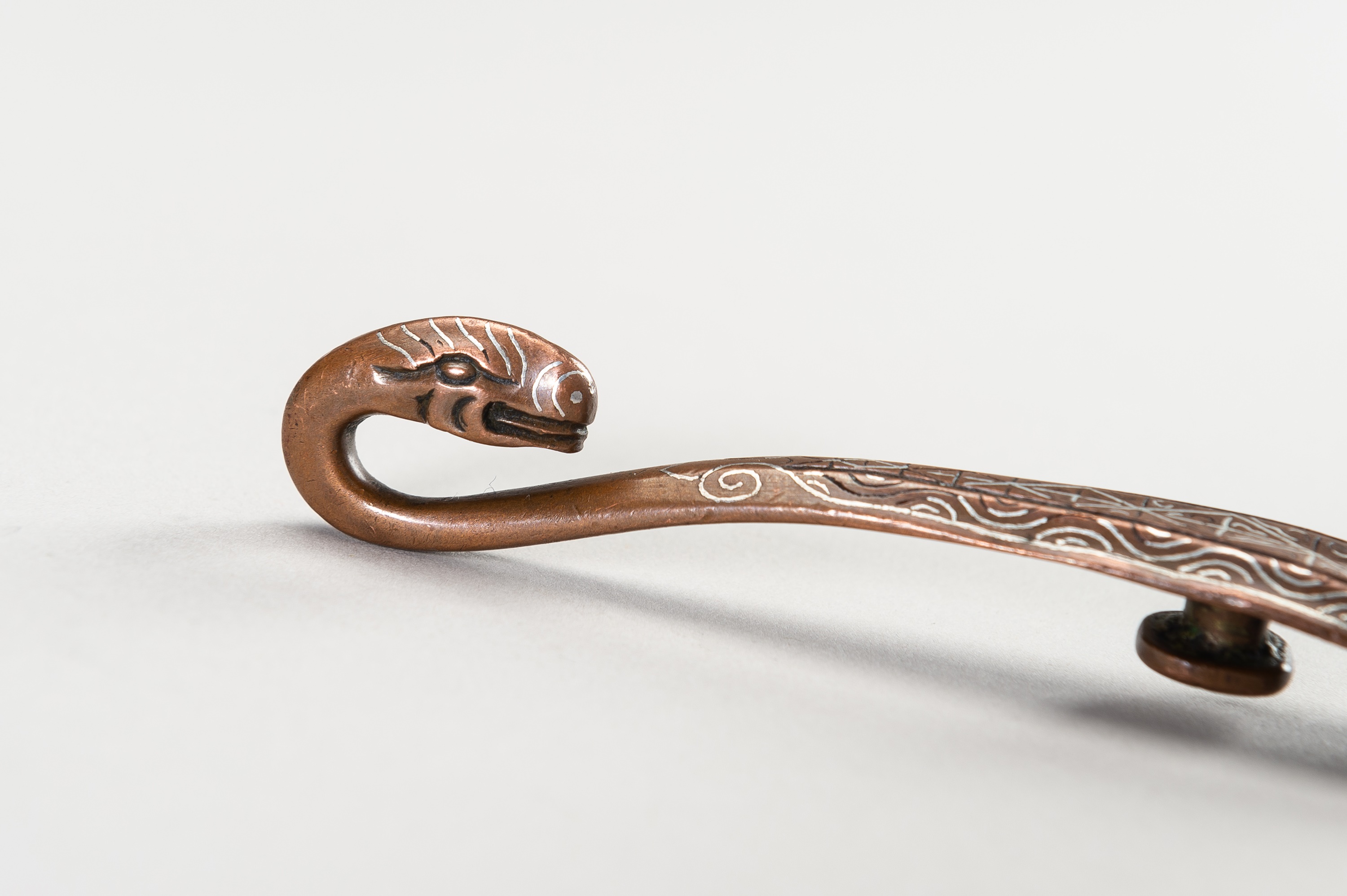 A FINE PAIR OF SILVER-INLAID BELT HOOKS - Image 3 of 9