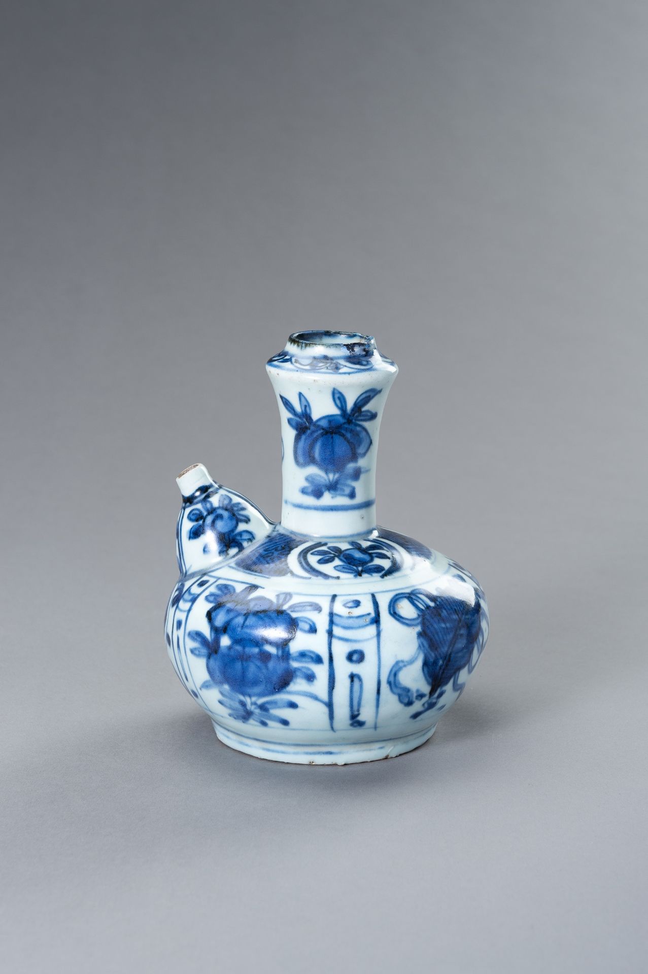 A BLUE AND WHITE PORCELAIN POURING VESSEL (KENDI) WITH FLORAL MOTIFS