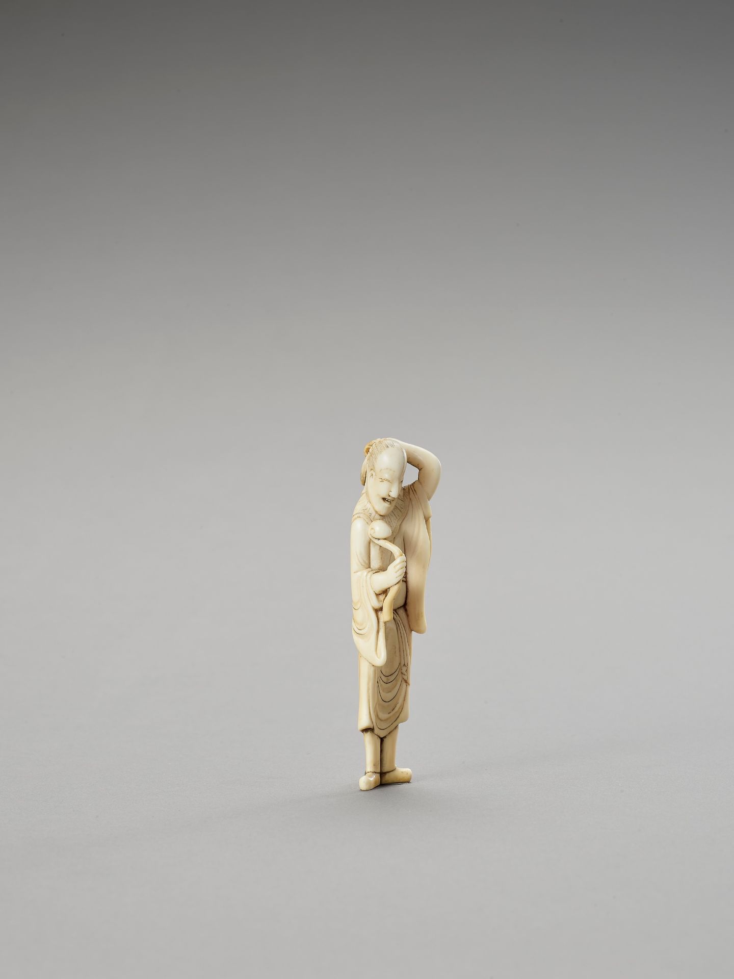 A TALL IVORY NETSUKE OF A SAGE WITH SCEPTER AND HOSSU - Bild 2 aus 5