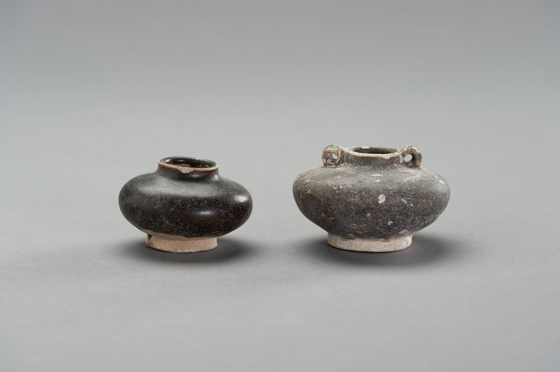 TWO GLAZED CERAMIC 'SHIPWRECK' POTS - Bild 5 aus 8