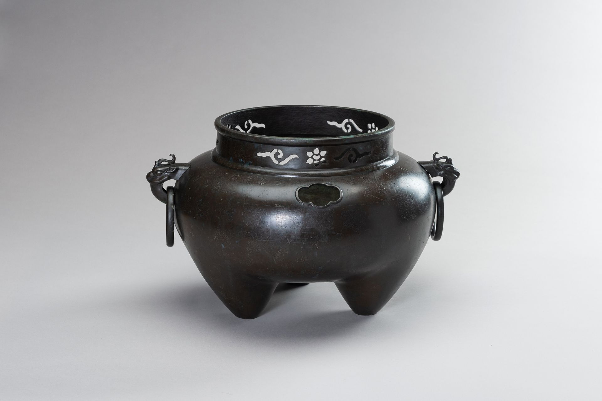 A LARGE SHISOU SILVER INLAID BRONZE TRIPOD CENSER - Image 5 of 9