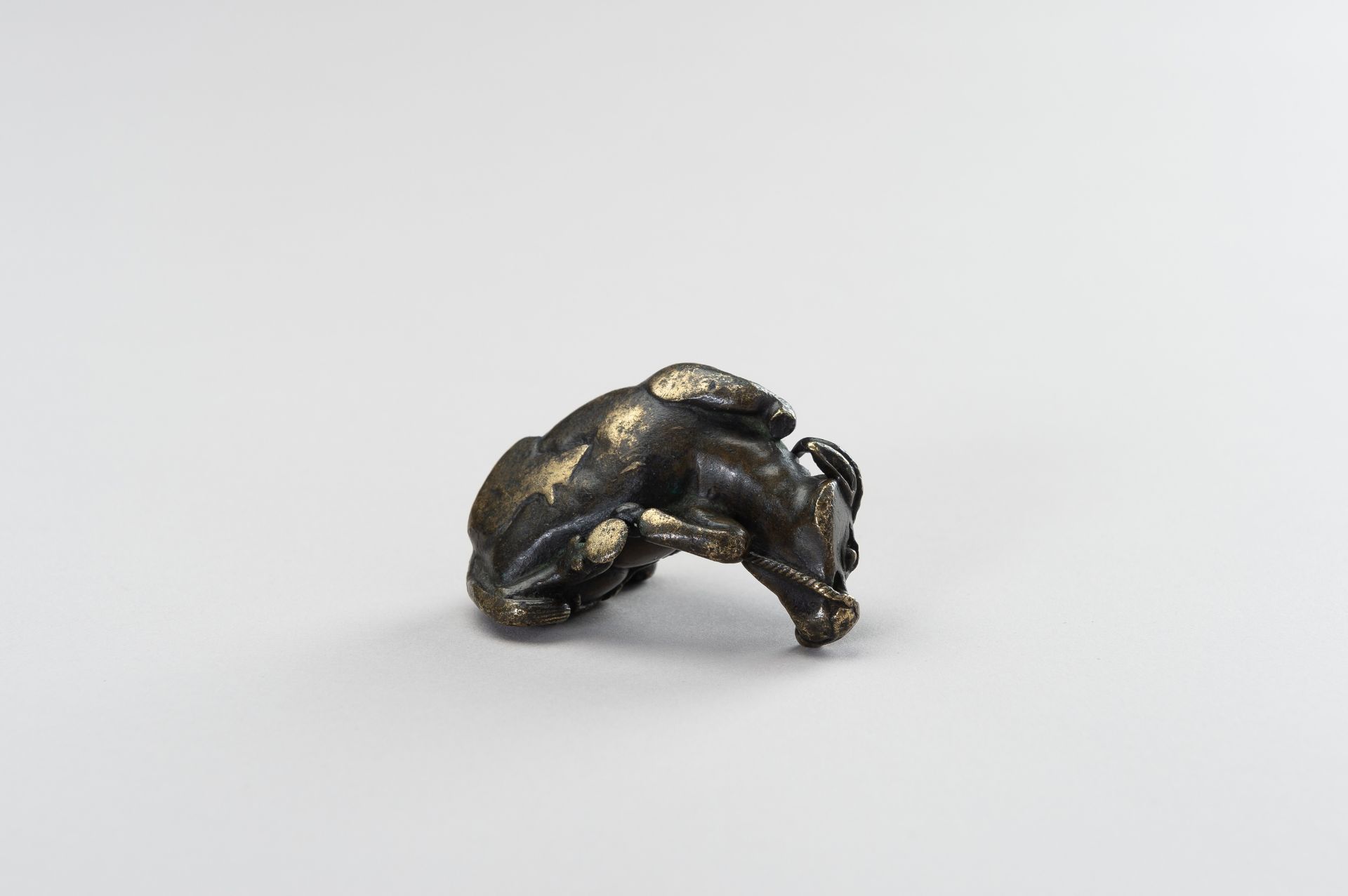 A FIGURAL BRONZE PAPERWEIGHT IN THE SHAPE OF A WATER BUFFALO AND HERDER - Image 10 of 10