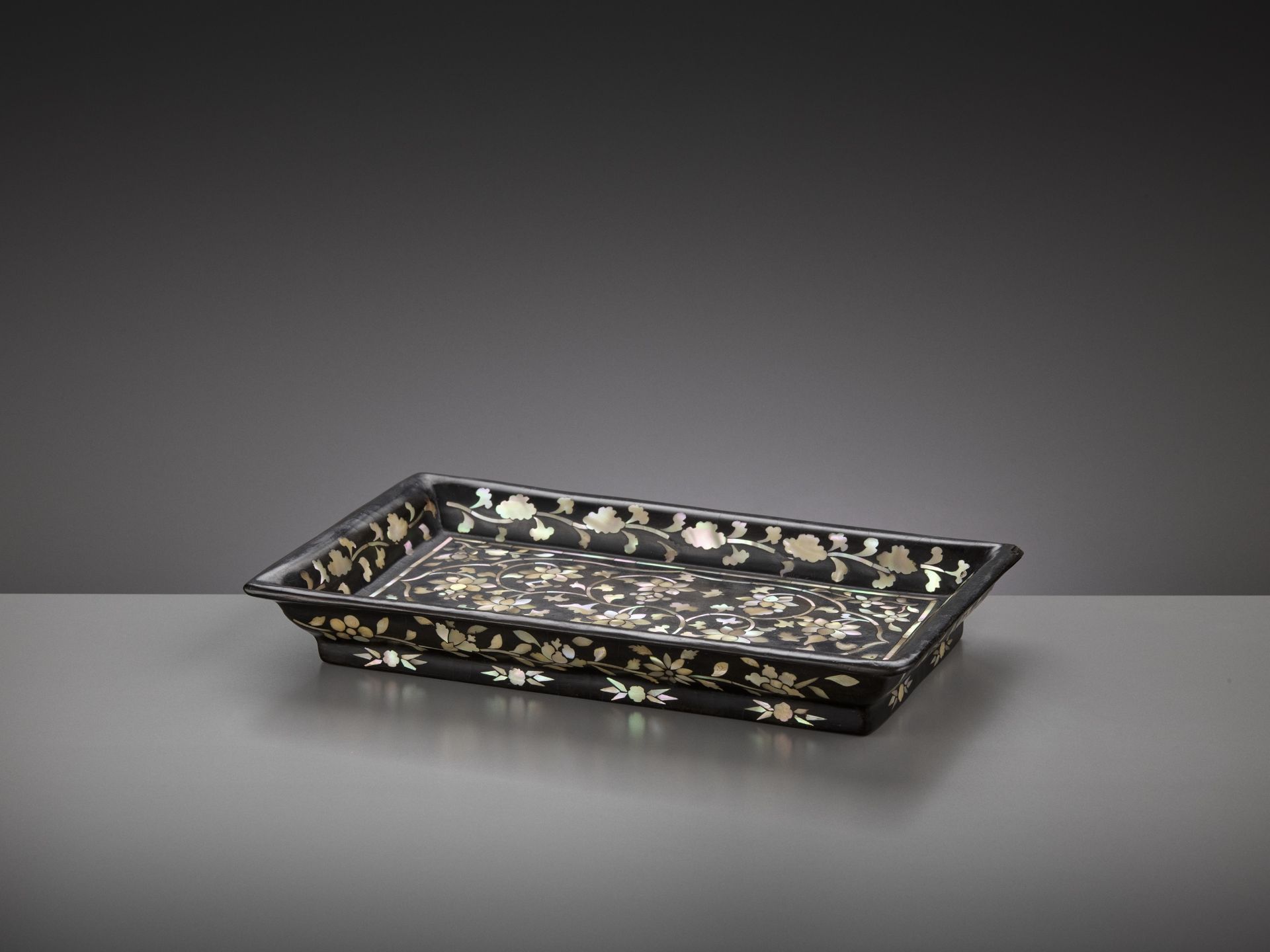 A MOTHER-OF-PEARL-INLAID BLACK LACQUER RECTANGULAR TRAY, JOSEON DYNASTY - Image 10 of 10