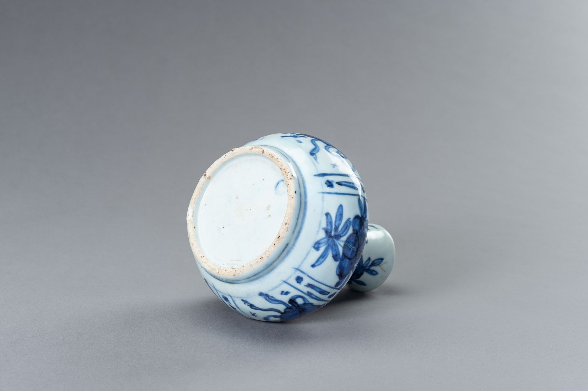 A BLUE AND WHITE PORCELAIN POURING VESSEL (KENDI) WITH FLORAL MOTIFS - Bild 8 aus 10