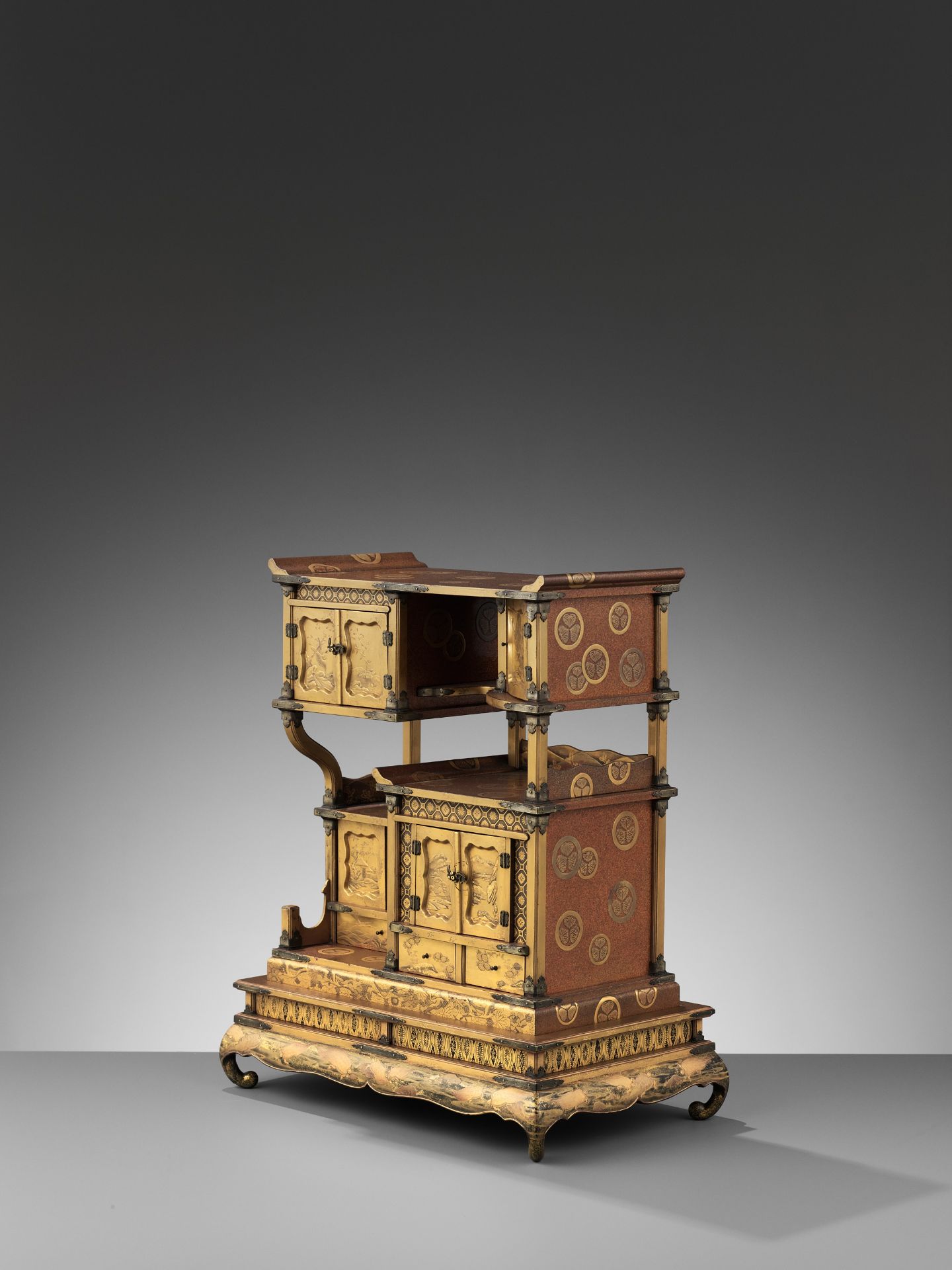A SUPERB AND RARE SMALL GOLD-LACQUER SHODANA (DISPLAY CABINET) WITH STAND - Image 12 of 18