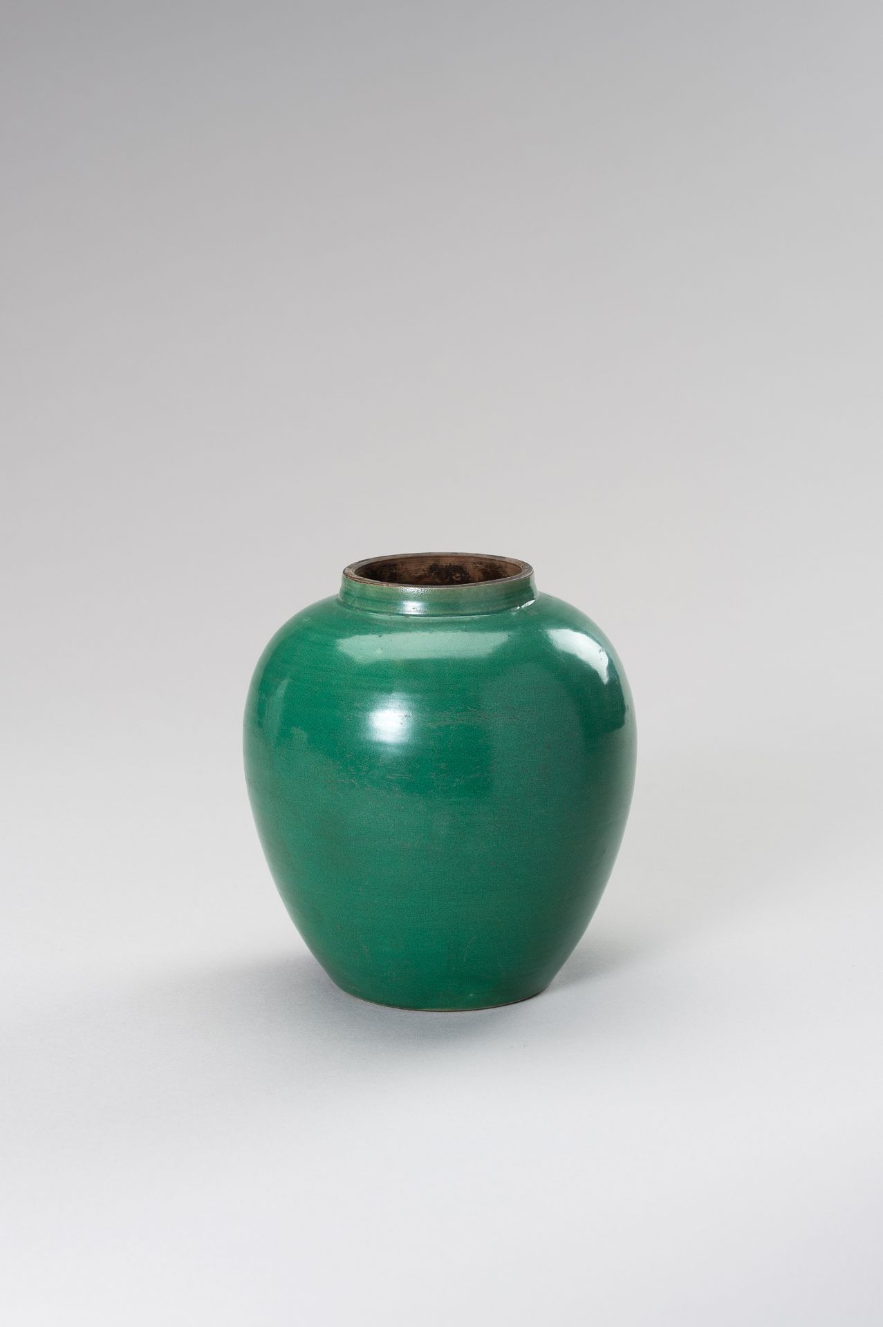 A GREEN GLAZED PORCELAIN JAR - Bild 5 aus 9