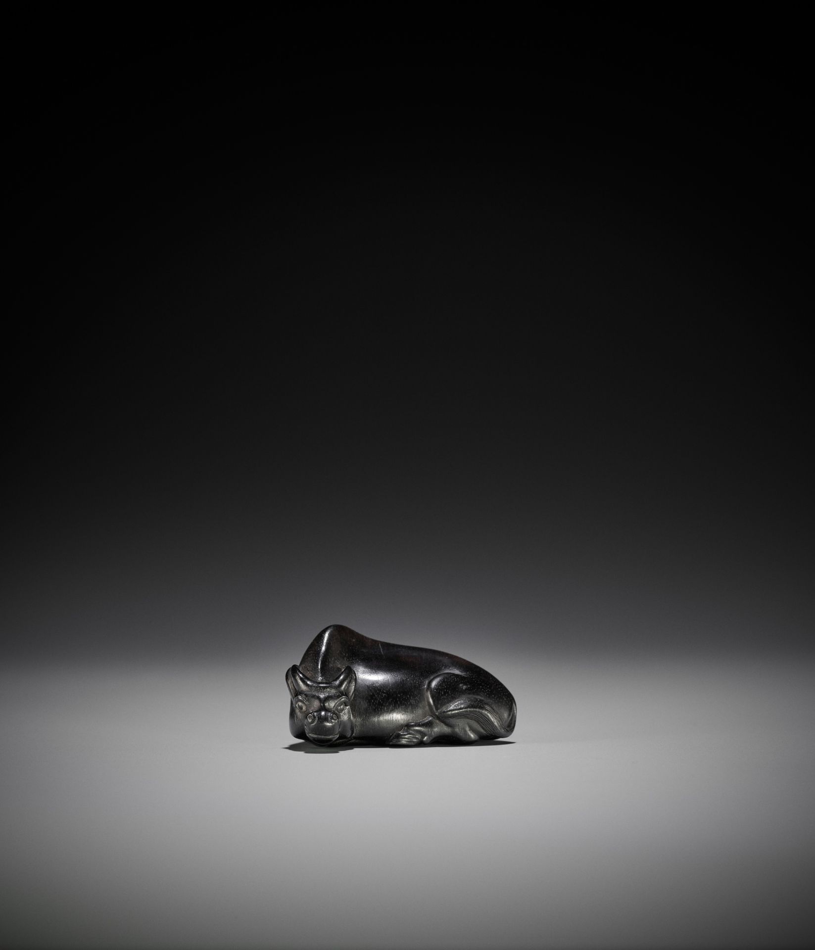 MASAYOSHI: AN EBONY NETSUKE OF A RECUMBENT OX - Bild 10 aus 12