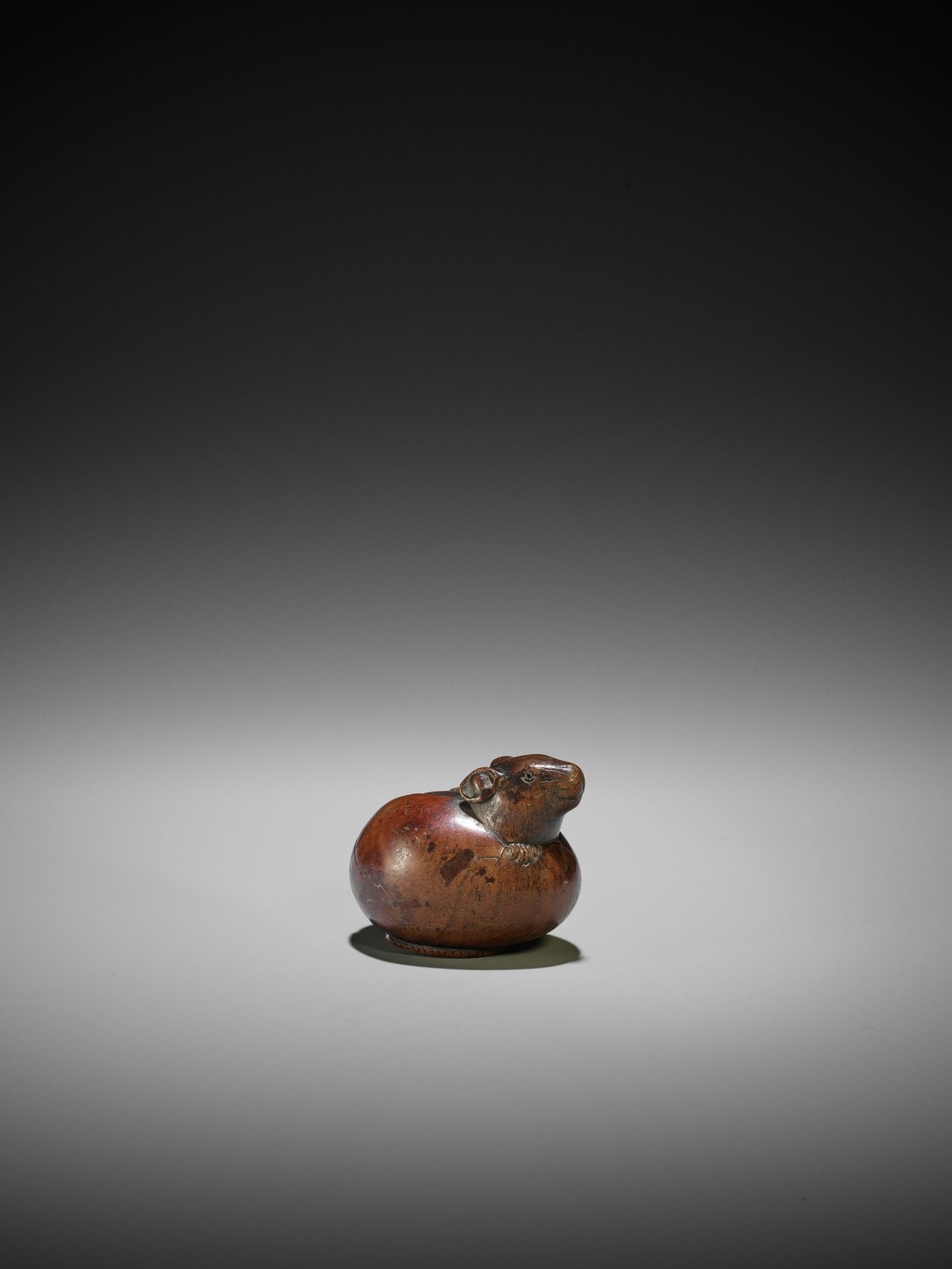 RANKO: A RARE WOOD NETSUKE OF A RAT EMERGING FROM AN EGG - Bild 7 aus 12