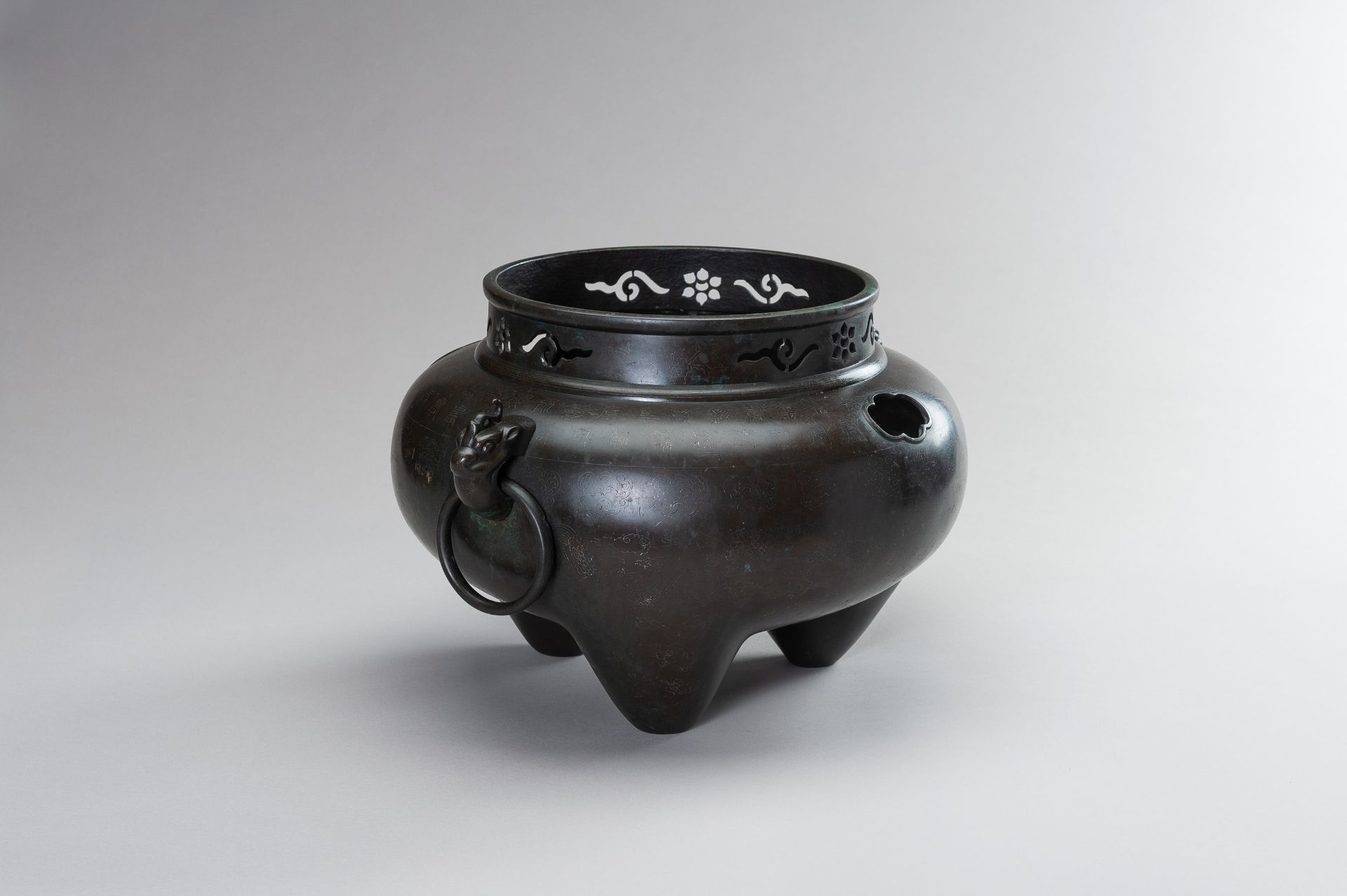 A LARGE SHISOU SILVER INLAID BRONZE TRIPOD CENSER - Image 3 of 9