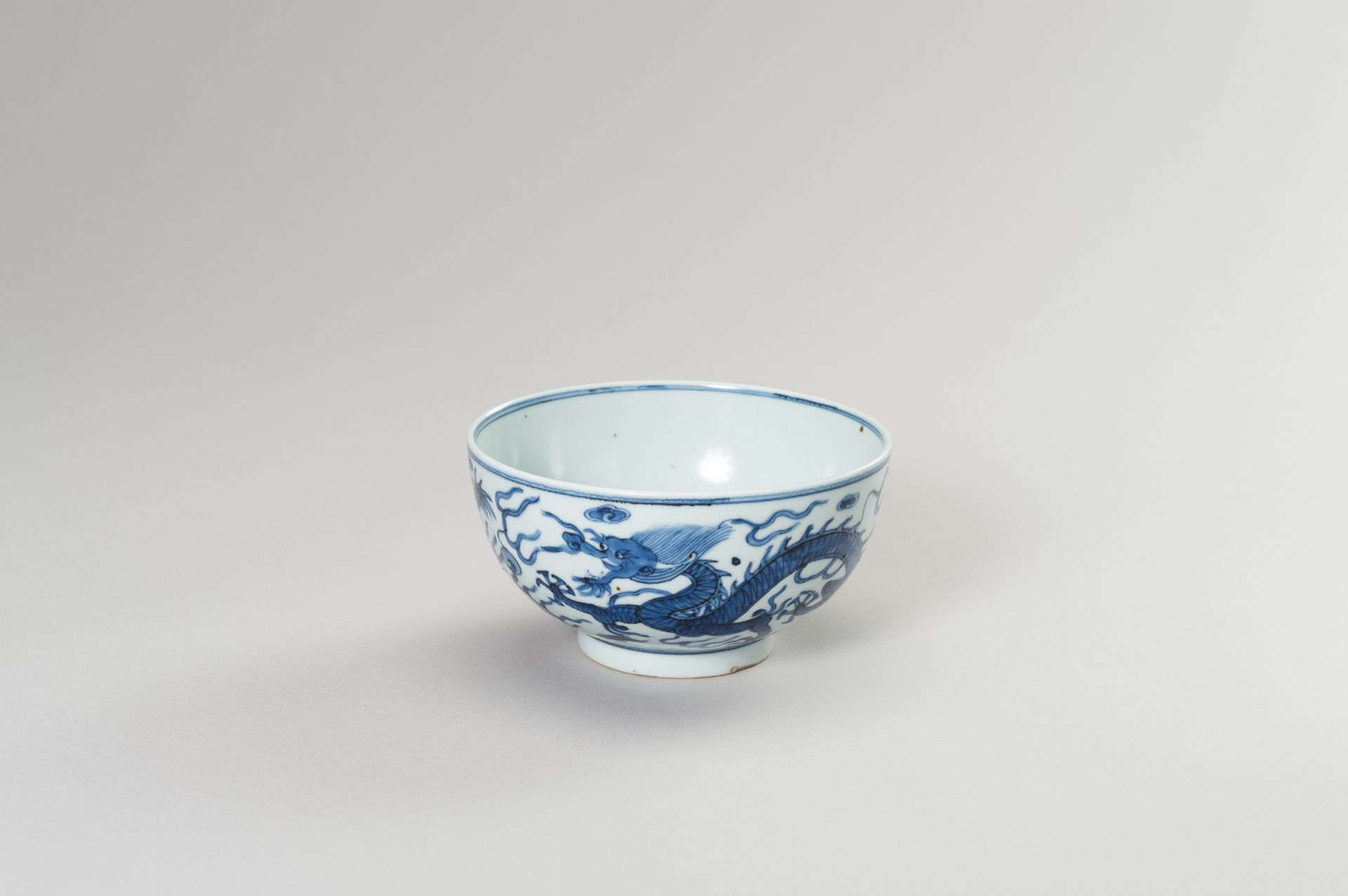 A BLUE AND WHITE PORCELAIN 'DRAGON' BOWL - Bild 8 aus 13