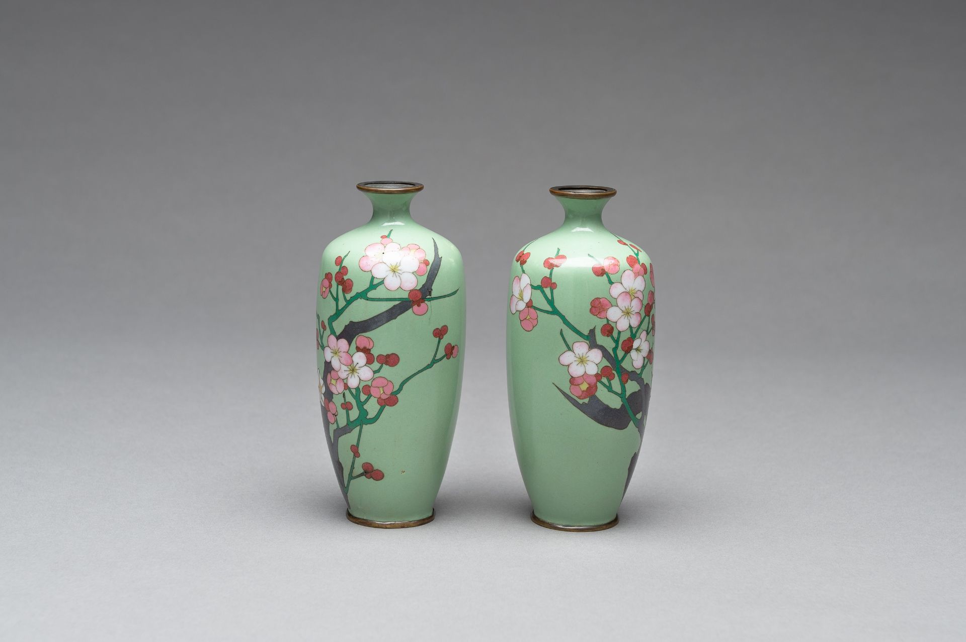 A PAIR OF CLOISONNE ENAMEL VASES - Image 2 of 8