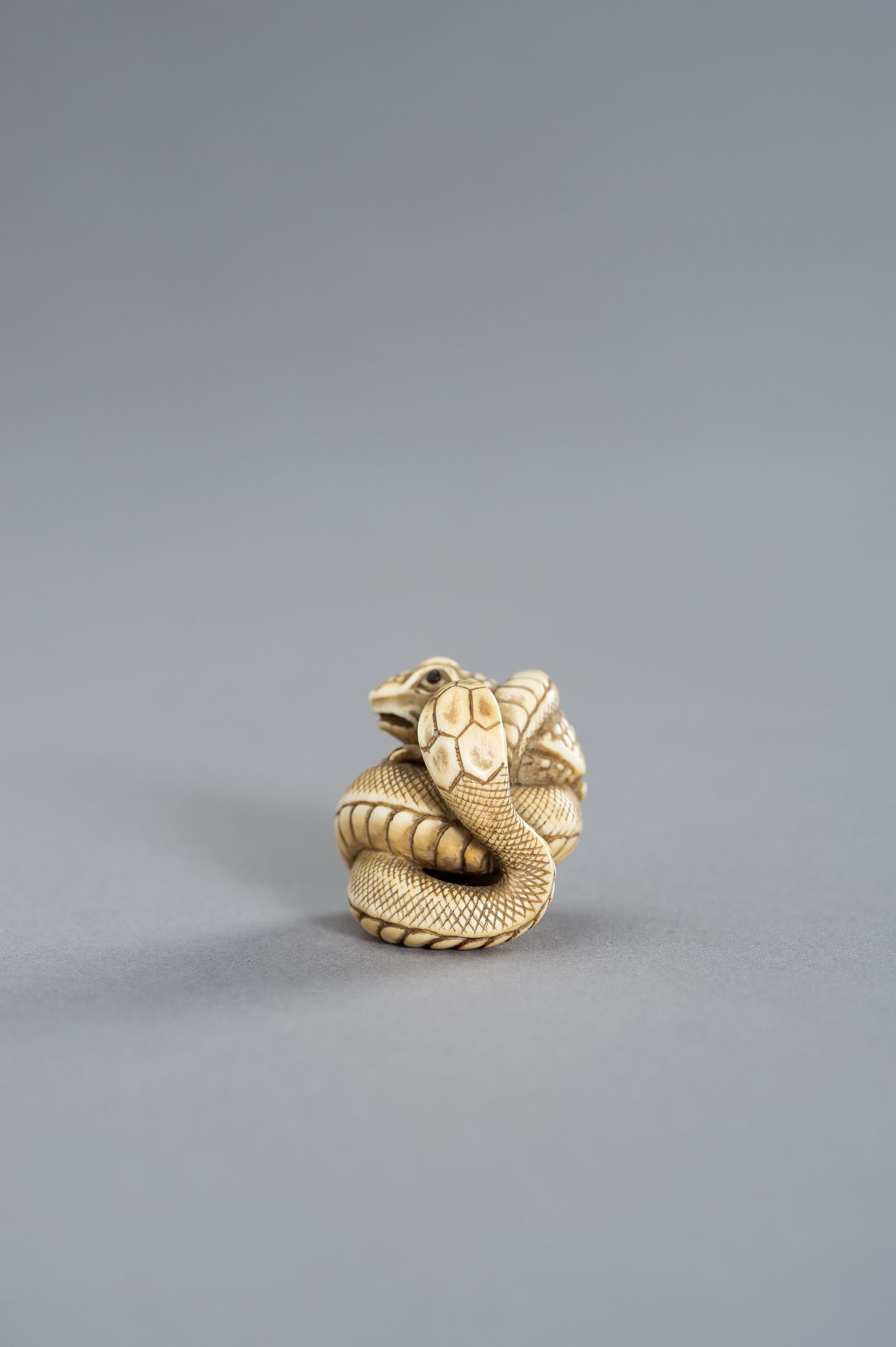 TADATOMO: A FINE IVORY NETSUKE OF THE SANSUKUMI - Bild 3 aus 11