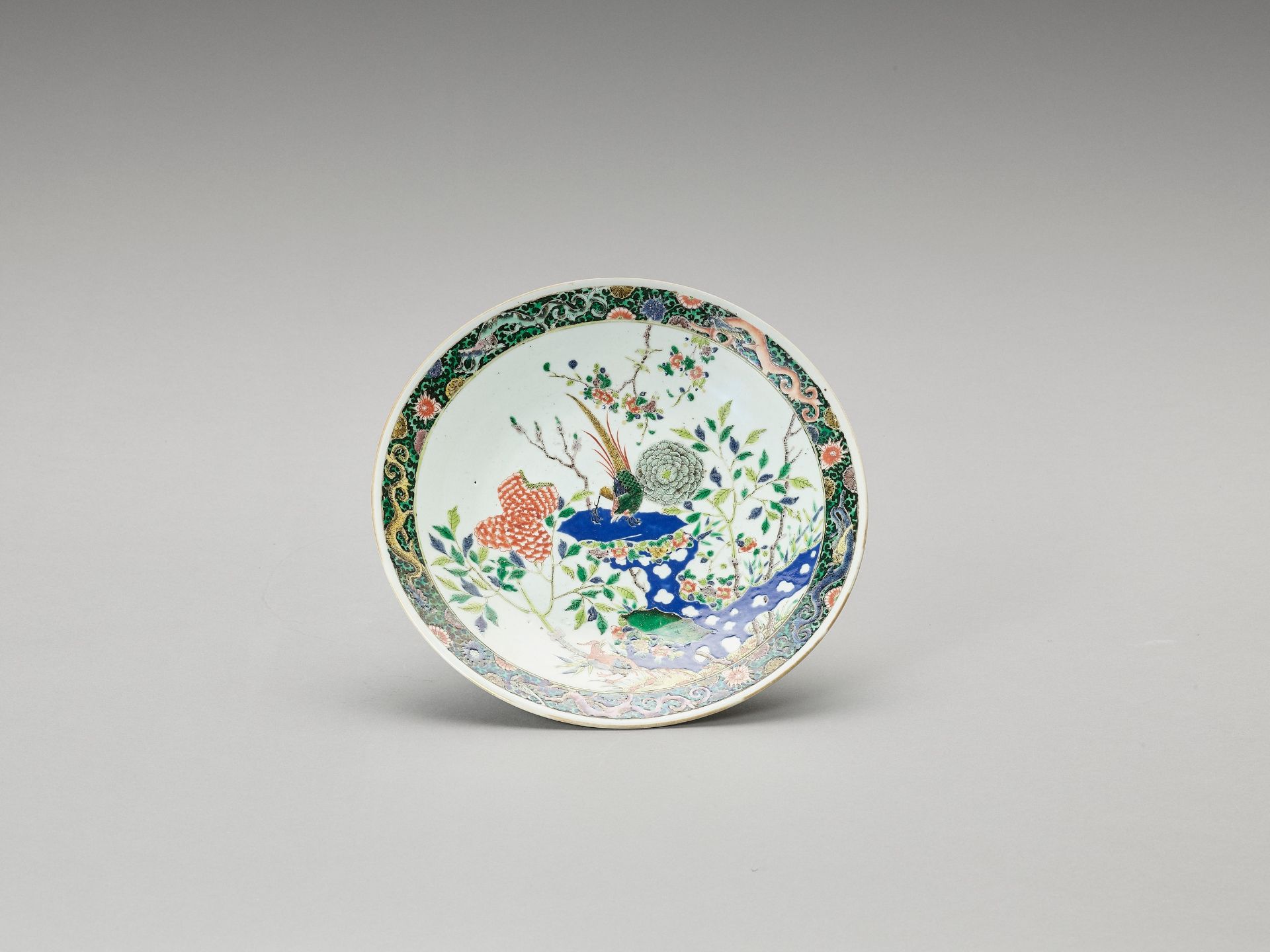 A FAMILLE VERTE PORCELAIN 'BIRDS AND FLOWERS' DISH, QING