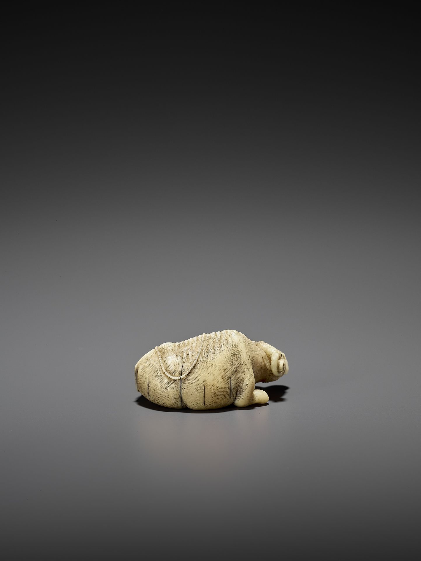 MITSUCHIKA: A LARGE AND RARE WALRUS IVORY NETSUKE OF A RECUMBENT COW WITH CALF - Bild 8 aus 13