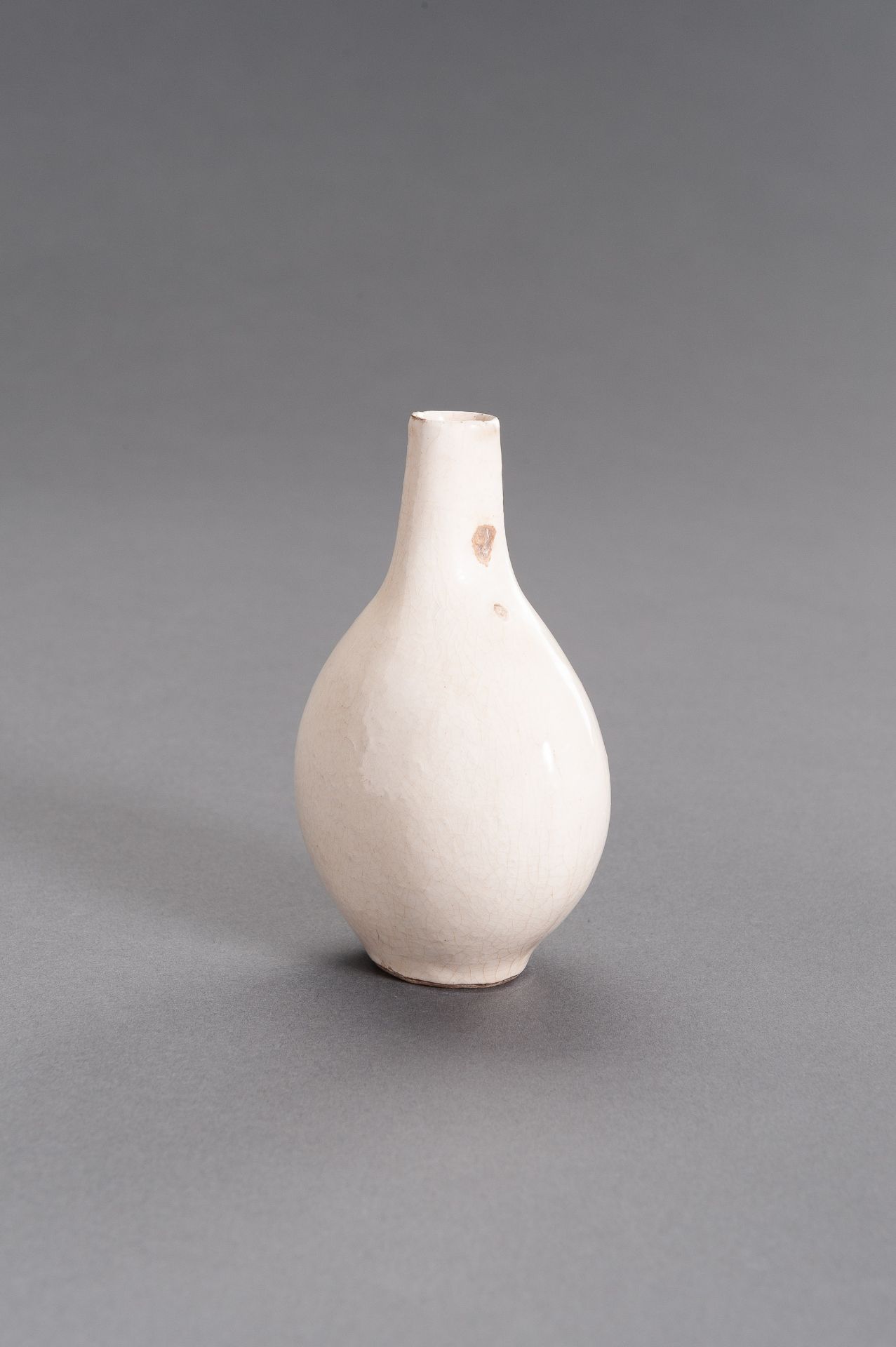 A MOLDED AND CREAM-GLAZED CERAMIC FLASK, MING DYNASTY - Image 4 of 9