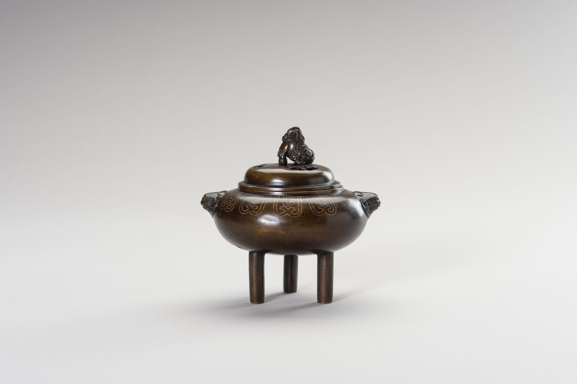 A SILVER-INLAID MINIATURE BRONZE TRIPOD CENSER - Image 2 of 11