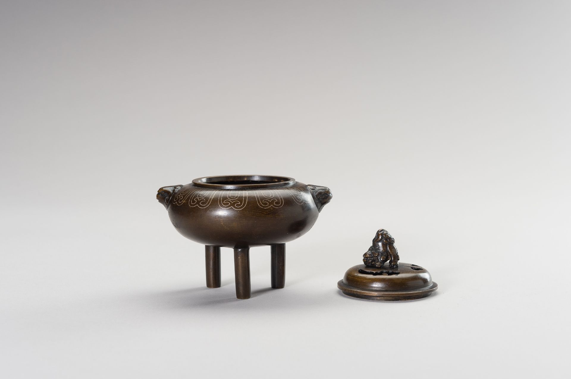 A SILVER-INLAID MINIATURE BRONZE TRIPOD CENSER - Image 5 of 11