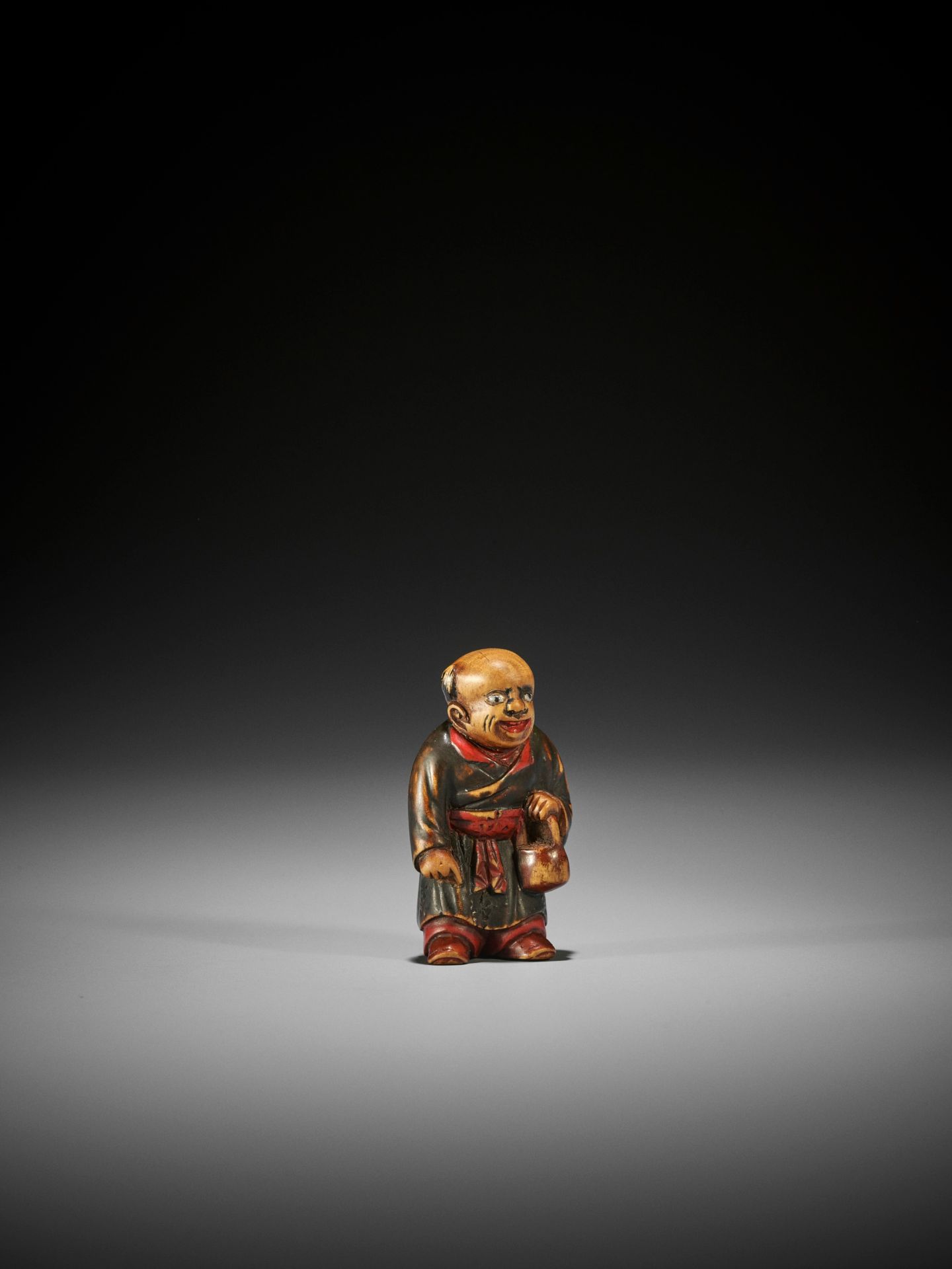 A LACQUERED WOOD NETSUKE OF A KARAKO, ATTRIBUTED TO SANSHO - Bild 3 aus 8