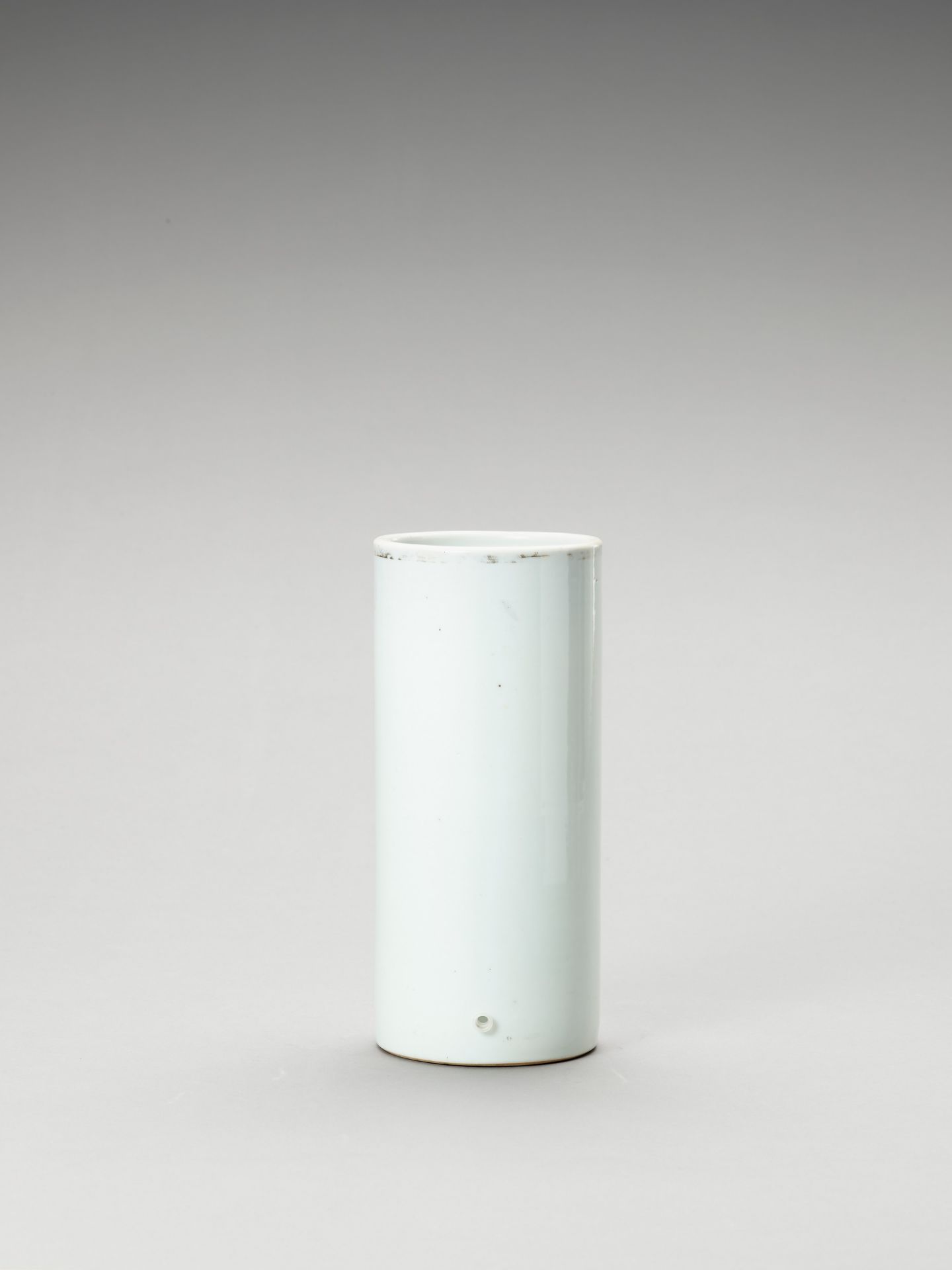 AN ENAMELED CYLINDRICAL PORCELAIN VASE - Bild 4 aus 6