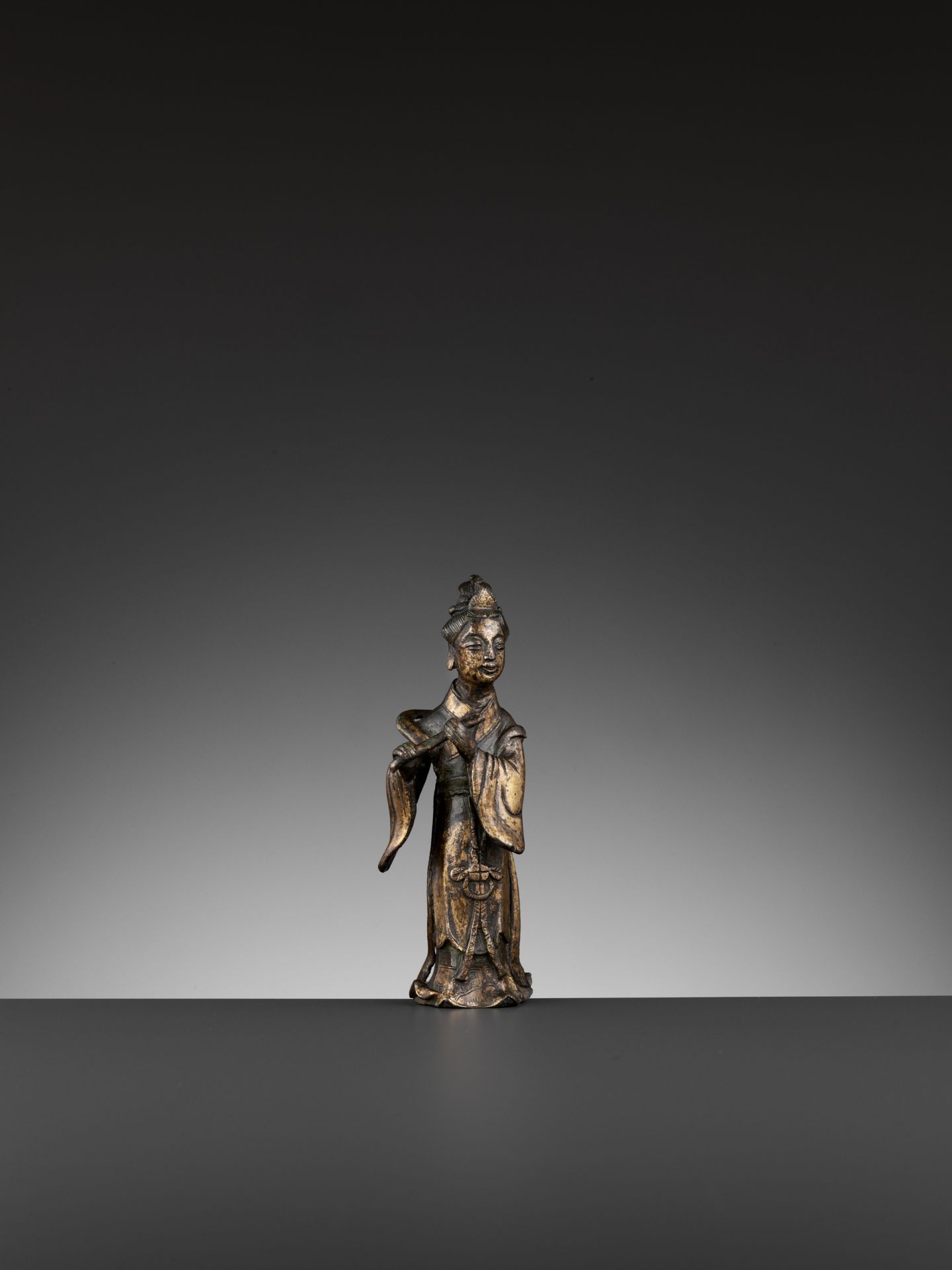 A PARCEL-GILT BRONZE FIGURE OF A FLUTIST, SONG TO MING DYNASTY - Bild 10 aus 11