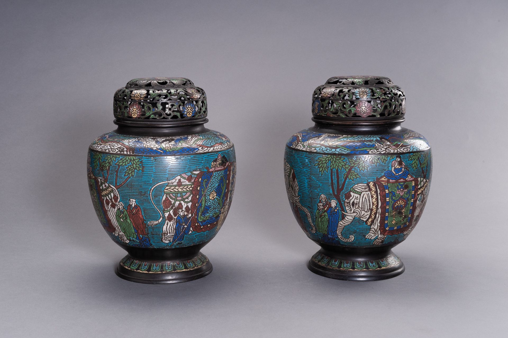 A LARGE PAIR OF CLOISONNE VASES AND COVERS - Bild 6 aus 11