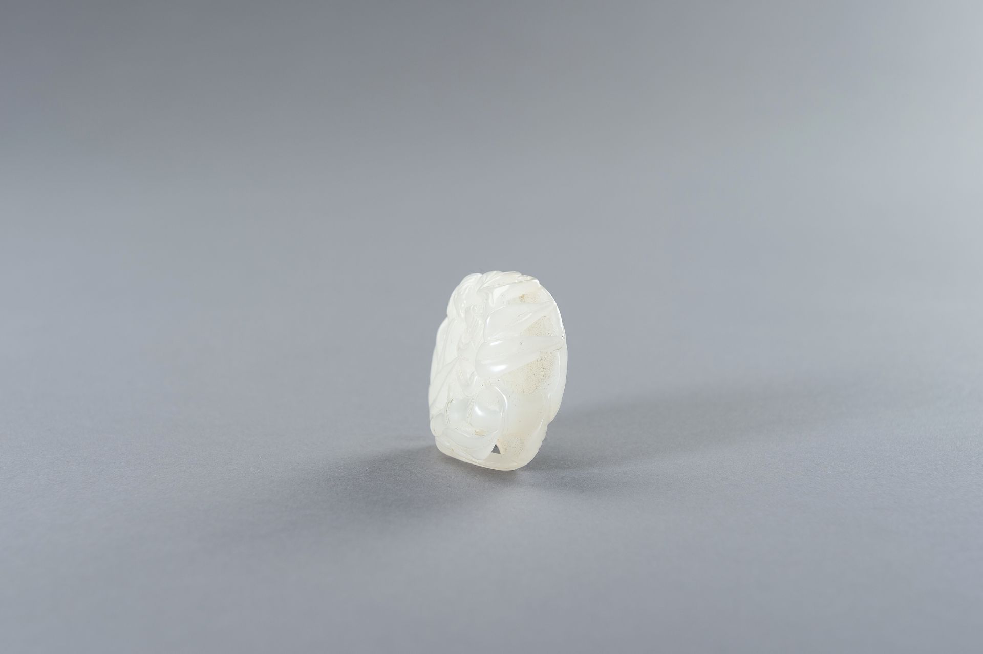 A RETICULATED WHITE JADE PENDANT WITH BATS AND BAMBOO - Bild 13 aus 14